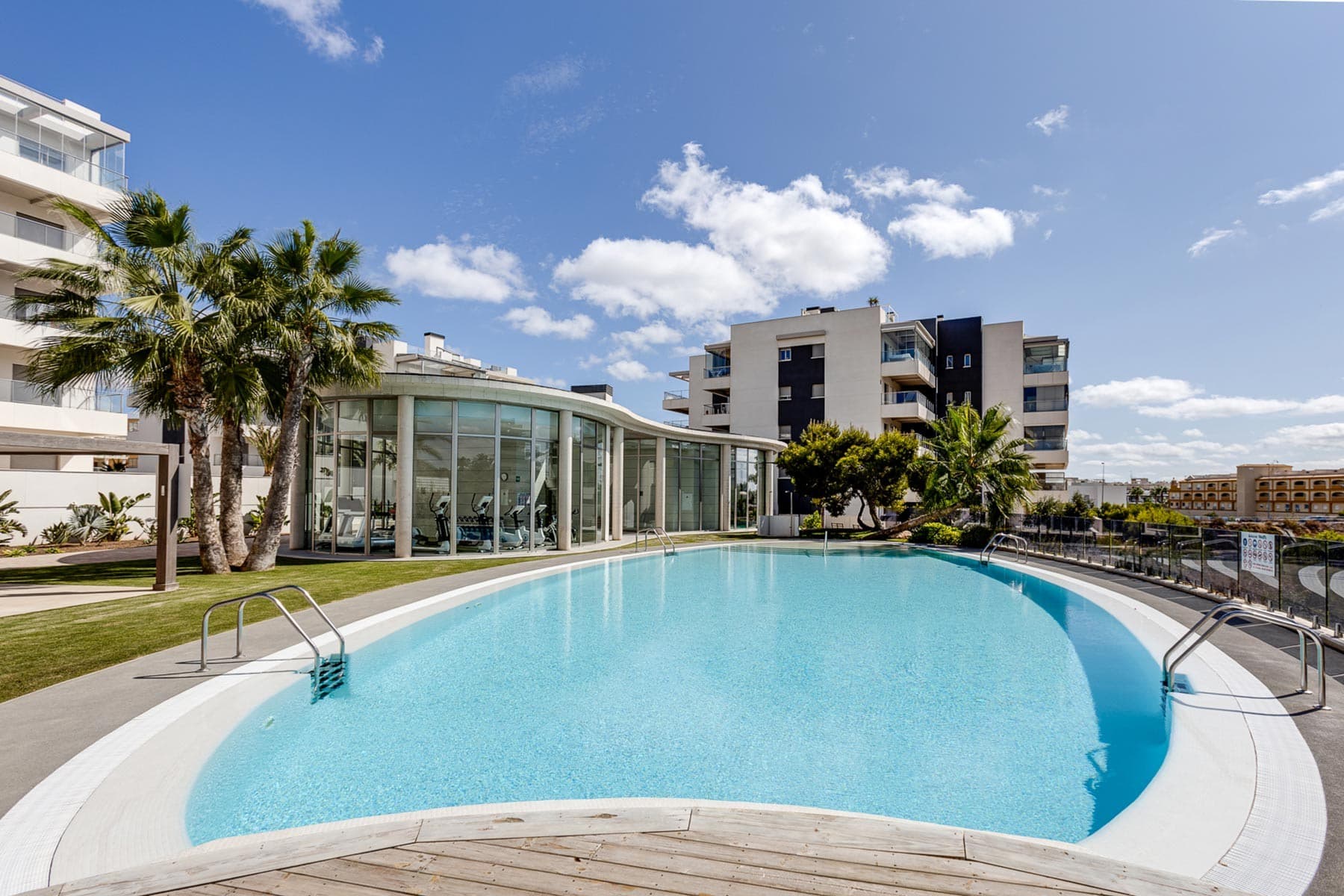 This exclusive 2-bedroom, 2-bathroom apartment, located on the first floor of the prestigious Green Hills residential complex in Los Dolses, Orihuela Costa, is a unique opportunity to enjoy comfort and tranquillity in one of the most sought-after areas of the Costa Blanca.

 The residential complex is completely private and gated, offering exceptional communal areas that include large gardens, a children's area, a swimming pool, a spa and a gym, providing an ideal environment for relaxation and well-being. The ready-to-move-in home is sold unfurnished and features ducted air conditioning, a large terrace with views of the surrounding area and a parking space in the underground garage.

 Located in the heart of Orihuela Costa, Green Hills is just minutes from some of the best beaches on the Costa Blanca, such as Playa de La Zenia and Playa Flamenca. It is also within easy reach of the famous La Zenia Boulevard shopping centre, which offers a wide variety of shops, restaurants and leisure options. For golf lovers, the area boasts several prestigious courses, such as Villamartín Golf, Las Ramblas Golf and the award-winning Las Colinas Golf & Country Club.

 Strategically located, this apartment is just 45 minutes by car from Alicante International Airport and 40 minutes from Murcia-Corvera Airport, ensuring excellent national and international connections. Don't miss the opportunity to live in a privileged environment with all the comforts at your fingertips.