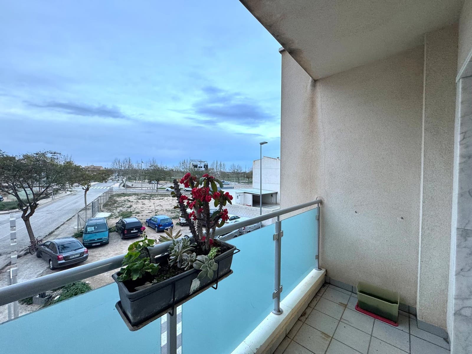This cozy first-floor apartment in Pilar de la Horadada is an excellent opportunity for those seeking comfort and spaciousness in one of the best areas of the southern Costa Blanca. The home features 3 bedrooms , perfect for families or as an investment, 2 full bathrooms , a separate kitchen with access to a private patio , and a spacious living-dining room ideal for relaxing or sharing family time. It also has a parking space and a communal pool , offering added comfort and quality of life. It is being sold fully furnished and ready to move into.

 Located in a quiet and well-connected area , the apartment is close to shops, supermarkets, schools, and all essential services . Pilar de la Horadada is a town with excellent infrastructure and a privileged location, just a 10-minute drive from the beaches of Torre de la Horadada and Higuericas , known for their fine sand and crystal-clear waters. It also has easy access to the AP-7 and N-332 , allowing access to Alicante Airport in 45 minutes and Murcia Airport in 30 minutes . For golf lovers, the prestigious Lo Romero Golf Course is just a few minutes away by car.

 If you're looking for a spacious, well-located, and move-in-ready home, contact us today and schedule your visit!