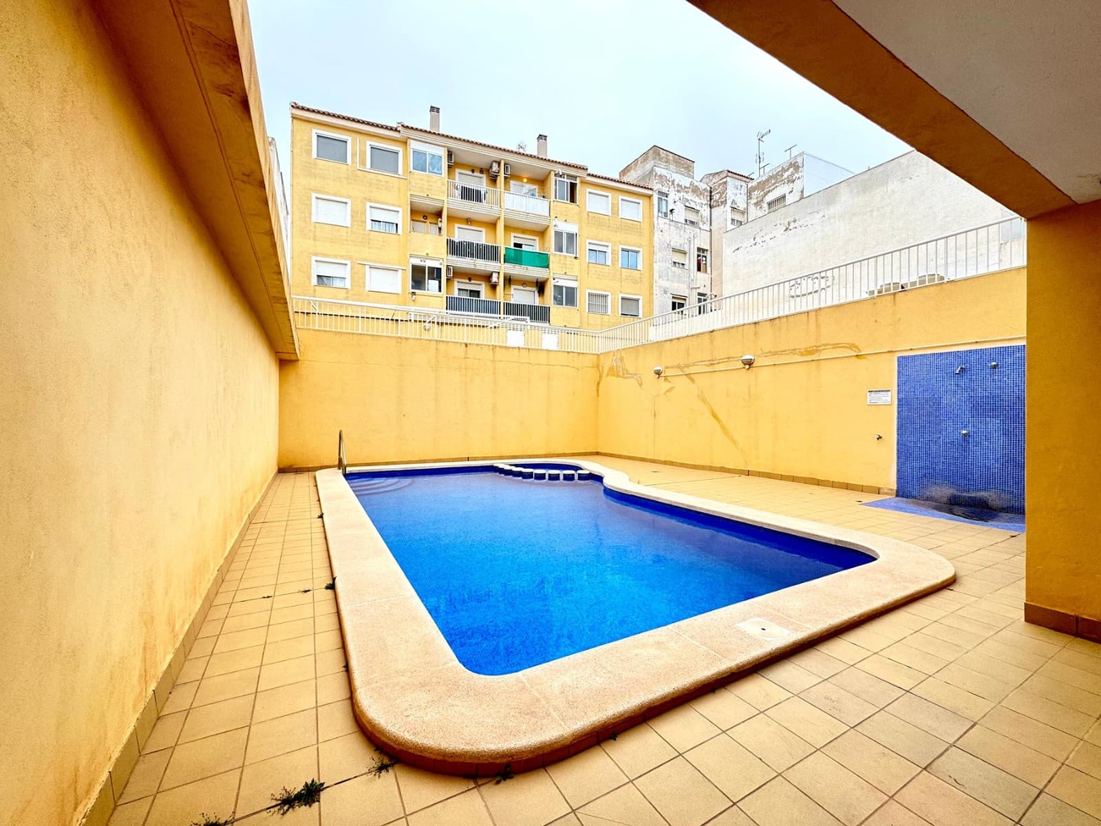 Discover this spacious and bright apartment located in Pilar de la Horadada , in a quiet area just steps from its main avenue , where you will find a wide variety of shops, restaurants and all essential services.

 The home has 3 bedrooms , perfect for families or as an investment, 2 full bathrooms , a separate kitchen with access to a small gallery , and a cozy living-dining room that offers a comfortable and functional atmosphere. It also has a parking space and access to a communal pool , ideal for enjoying the Mediterranean climate. The apartment is in excellent condition and is being sold unfurnished.

 Pilar de la Horadada is a town with a privileged location on the southern Costa Blanca, just a 10-minute drive from the beaches of Torre de la Horadada and Higuericas , known for their golden sand and crystal-clear waters. It also has excellent infrastructure, with schools, medical centers, supermarkets, and sports areas . For golf lovers, Lo Romero Golf is just a few minutes away by car. It also offers easy access to the AP-7 and N-332 motorways , allowing access to Alicante International Airport in 45 minutes and Murcia Airport in 30 minutes .

 If you're looking for a move-in ready home with all the amenities and in an excellent location, contact us today for more information or to schedule a viewing!