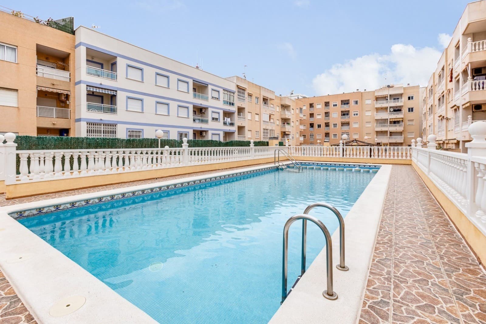 We present this beautiful and bright second-floor apartment , located in the heart of Torrevieja , one of the most popular coastal towns on the Costa Blanca . Just 850 meters from the sea and within walking distance of all essential services such as supermarkets, restaurants, pharmacies, and public transport, this home is ideal for year-round living or for a Mediterranean holiday. The apartment has 2 bedrooms , 1 full bathroom , an open-plan kitchen , and a cozy living-dining room with direct access to the terrace , perfect for relaxing outdoors. It is being sold fully furnished and equipped, ready to move into. The residential complex also has a communal pool , ideal for enjoying the area's pleasant climate over 300 days a year. The central location allows easy access to Los Locos and del Cura beaches , two of Torrevieja's most famous beaches, as well as the promenade and marina. In the surrounding area, you'll find shopping centers such as Habaneras and La Zenia Boulevard , as well as renowned golf courses such as Villamartín Golf , Las Ramblas , and La Marquesa Golf . Alicante-Elche International Airport is just a 45-minute drive away , providing fast connections to the rest of Europe. Don't miss this opportunity to acquire a home in the heart of Torrevieja with an excellent location, perfect for investment or as a second home. Contact us today and come visit.