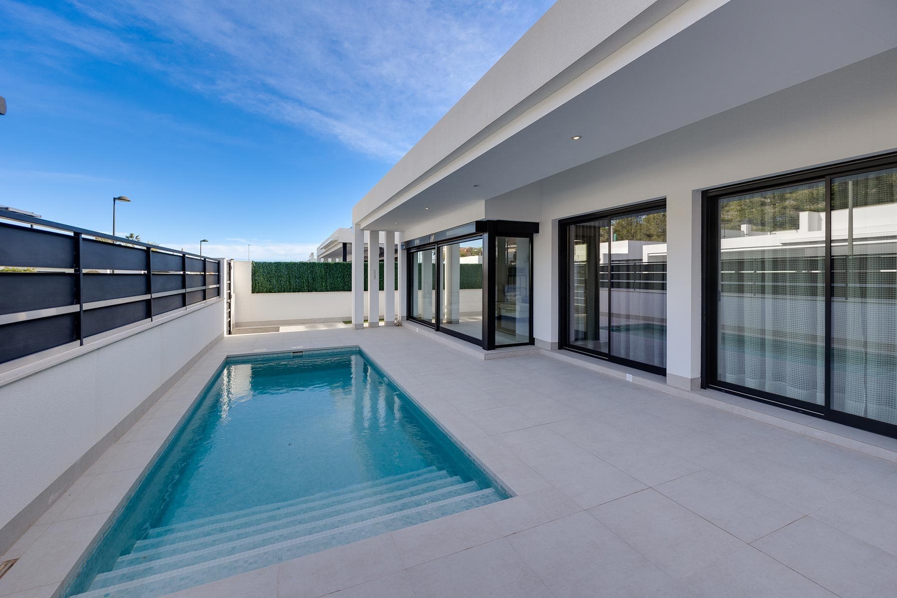 This modern detached villa in Pinar de Campoverde is an ideal option for those seeking tranquility , privacy and an authentic Mediterranean lifestyle surrounded by nature, without sacrificing proximity to beaches, golf and essential services. Built on a single level on a 300 m² plot , the house offers a comfortable and functional layout with 3 bedrooms and 2 bathrooms , designed for year-round enjoyment. The exterior features a private swimming pool , a covered parking area within the property, and a spectacular private rooftop solarium , perfect for relaxing in the sun, creating a chill-out zone, or enjoying pleasant evenings outdoors. The villa is sold fully furnished and equipped , including ducted air conditioning , allowing you to move in from day one in maximum comfort. Its bright spaces and contemporary design create a welcoming and practical atmosphere, ideal as a permanent residence, holiday home, or investment property. Located in a peaceful residential area surrounded by nature , this property is just a 5-minute drive from Lo Romero Golf , one of the most highly regarded golf courses in the area, and 15 minutes from the beaches of Torre de la Horadada , renowned for their fine sand, crystal-clear waters, and lively promenade. Nearby, you'll find supermarkets , restaurants , local amenities , and a wide range of leisure activities, as well as excellent access to major roads and airports. Living in Pinar de Campoverde means enjoying peace, sunshine, and nature, with the convenience of having beaches , golf courses , and all amenities within easy reach. Contact us today and discover this magnificent detached villa on the Costa Blanca South .