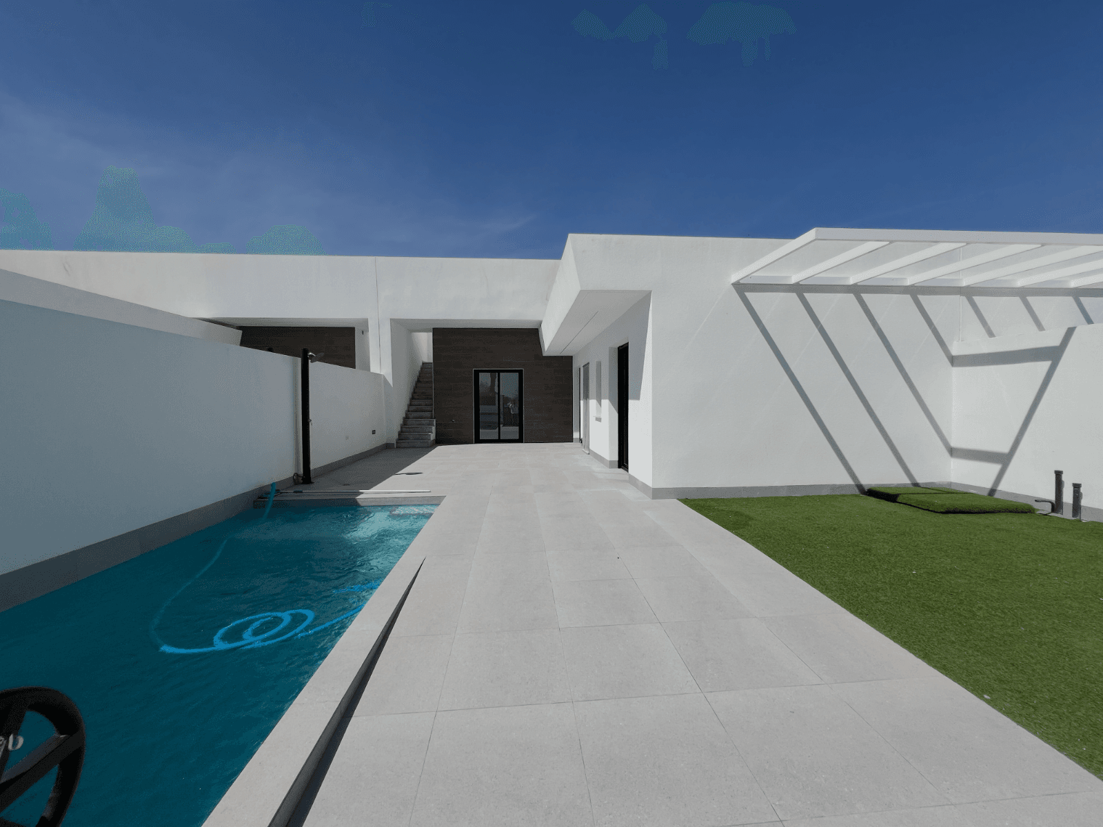 Discover this beautiful new build villa located in the heart of Roldan, Torre-Pacheco, where luxury and comfort come together for an exclusive lifestyle.

The property is not furnished, but for an additional cost starting from €10,000, you can obtain a complete furniture package from us!

With 2 spacious bedrooms, a private pool and a generous outdoor space, this villa offers the perfect setting for relaxation and entertainment. Soak up the Spanish sun on the large roof terrace or relax in the private pool.

Inside, the villa has all modern amenities, from a fully equipped kitchen with all appliances including dishwasher, microwave, convection oven, induction hob, extractor fan, large fridge and freezer.

Outside, you can enjoy an exceptionally large outdoor space where you have the sun all day.

From midday until the last minutes of the day, you can linger under the Spanish sun.

With a convenient location near local amenities and golf resorts, and a short distance from the airport and Mar Menor beaches, this villa offers the ideal mix of comfort, convenience and luxury.Roldan itself is a traditional town with all the local amenities you need, including supermarkets, restaurants, bars, clinic, pharmacy, police station, petrol station, mechanics, dentists, doctors and much more.The nearby golf resorts of La Torre, & Terrazas are easily accessible, Corvera Airport is 15 minutes away and the beaches of the Mar Menor just a 20-minute drive away.Whether you are looking for a holiday home or a permanent home, this villa has everything you need.Contact us today and make your dream of Spanish living a reality!