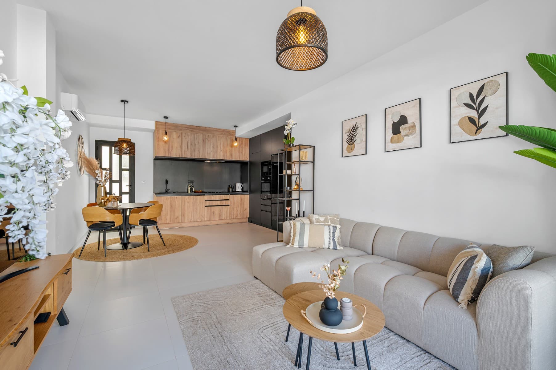 Discover this fantastic apartment in the peaceful Saoco residential area of San Miguel de Salinas.Move in right away or secure it as a smart investment. The property comes fully furnished, equipped with high-quality appliances, and styled with elegant décor.The home boasts a sleek, modern design with an open-plan kitchen and a bright, spacious living room that opens directly onto a large terrace overlooking the community pool.At the rear, a private outdoor space offers endless possibilities.The apartment includes two generous bedrooms, one of which is a master suite with an ensuite bathroom and built-in wardrobes. All rooms feature blinds, curtains, and ceiling fans for maximum comfort.Both bathrooms are in pristine condition, fitted with modern fixtures and finishes.San Miguel de Salinas is a vibrant town rich in history, with plenty to explore, from its fascinating caves to world-class golf resorts just minutes away. Whether you’re looking for relaxation or adventure, you’ll find it here.