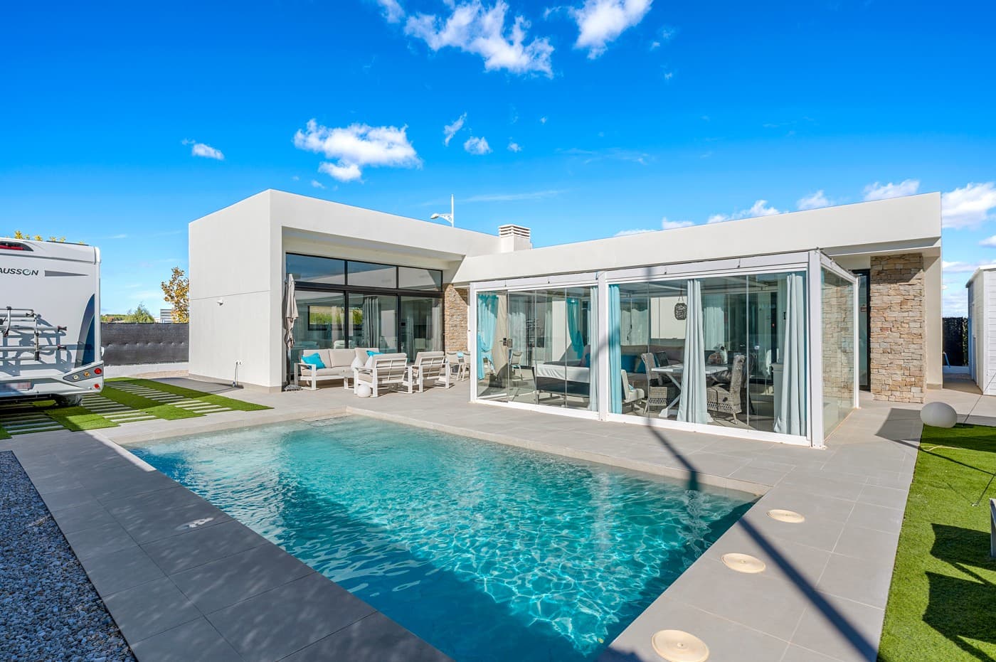 Beautiful ground-floor corner villa in green Calasparra – move-in ready and full of high-quality extrasThis charming and recently built (3-year-old) single-storey villa is located in the peaceful, natural surroundings of Calasparra, in the northeast of Murcia. The property has been fully repainted both inside and out, is beautifully maintained, and entirely move-in ready. With its many extras and high-quality finishes, this villa offers exceptional value rarely found in this area.On a plot of 545 m², you’ll enjoy a spacious and comfortable layout with 3 bedrooms, each equipped with electric shutters, and two stylish bathrooms, one of which is ensuite with a double sink and rain shower. The custom-made country-style kitchen is fully equipped with an oven, combi-microwave, dishwasher and washing machine – a clear upgrade from the standard models.Outside, you’ll find a beautiful private swimming pool of 24.5 m² with ambient lighting and an outdoor shower, complemented by a glass bioclimatic pergola that allows you to relax all year round. The plot also features an electric entrance gate, an alarm system, a storage cabinet for pool equipment, mosquito screens, and an additional front door for extra convenience. Thanks to the ten solar panels, you’ll benefit from sustainable energy and low utility costs. A spacious 3 x 6 m garden shed, installed with official permission, provides additional storage space, and the inflatable jacuzzi completes the picture.Calasparra offers everything you need for daily life: supermarkets such as Lidl, Mercadona and Consum, cosy restaurants, pharmacies, doctors, dentists, veterinarians, DIY stores and a large Chinese shop. Every Friday there is a local market, and in the evenings the central square is full of life.The surrounding area is a true paradise for lovers of nature and tranquillity. Think of rice fields, almond and cherry trees, mountains and beautiful hiking trails. Natural swimming spots, hot springs and adventurous rafting on the Río Segura are just a short distance away. In only 15 minutes you can reach Caravaca de la Cruz, a historic town with charming shops and excellent hospitality.This villa is not just any home, but a unique opportunity to live in a beautiful part of Spain with peace, nature, luxury and comfort within easy reach.