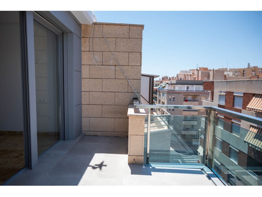PROMOTION !!!For Sale - Penthouse with Solarium and PoolPlaya del Cura, Torrevieja If you dream of a prestigious apartment near the sea, don’t miss this unique opportunity! Reduced price – now only €285,000!This is a luxurious penthouse in a prime location, ideal both as a residence and as an investment property for rentals. Property Details: Living area: 80 m²Private terrace: 15 m², perfect for morning coffee with a sea viewSolarium: 68 m² on the top floor, ideal for social gatherings with panoramic viewsBedrooms: 2 (master bedroom with terrace access)Bathrooms: 2 (one with a bathtub, the other with a shower)Floor: 5th (top floor)Pool: Available exclusively for residentsTop-Level Comfort and FinishesThe apartment has been fully renovated, featuring marble floors and high-quality kitchen appliances under warranty. A stylish kitchen, central air conditioning, and built-in wardrobes in the bedrooms add elegance and comfort. Excellent LocationWithin walking distance: Playa del Cura beach, with numerous restaurants and barsNearby attractions: Pink Lake, Water Park, Submarine Museum "Delfin"Transport: 40 minutes to Alicante AirportDon’t miss this opportunity to own this exceptional property – call now to arrange a viewing!