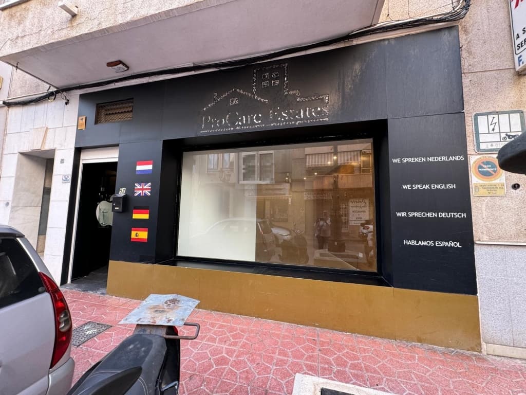 Location: Avenida País ValencianoSpacious commercial premises for sale, with a total area of 117 m², in an excellent location on the main avenue of Guardamar del Segura. The property includes:two separate rooms/officesa large open main area – ideal as a showroom, main office, or customer service zonea back area behind the roomsa bathroomPerfect for use as an office, clinic, shop, service studio, or other business activity. The space offers strong potential for interior adaptation.Excellent visibility and easy access – located on one of the busiest streets in Guardamar.