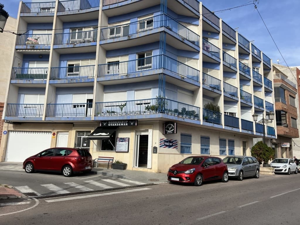 Commercial Property for Sale – Guardamar del SeguraLocation: Plaza LabradoresCommercial premises for sale with a surface area of 62 m² in a great location – right next to Plaza Labradores, in the heart of Guardamar del Segura. Ideal for a small service business, office, studio, or retail point.Good visibility and foot traffic – located on a popular square.Possibility to adapt the interior layout to your needs.A great investment opportunity in the city center.