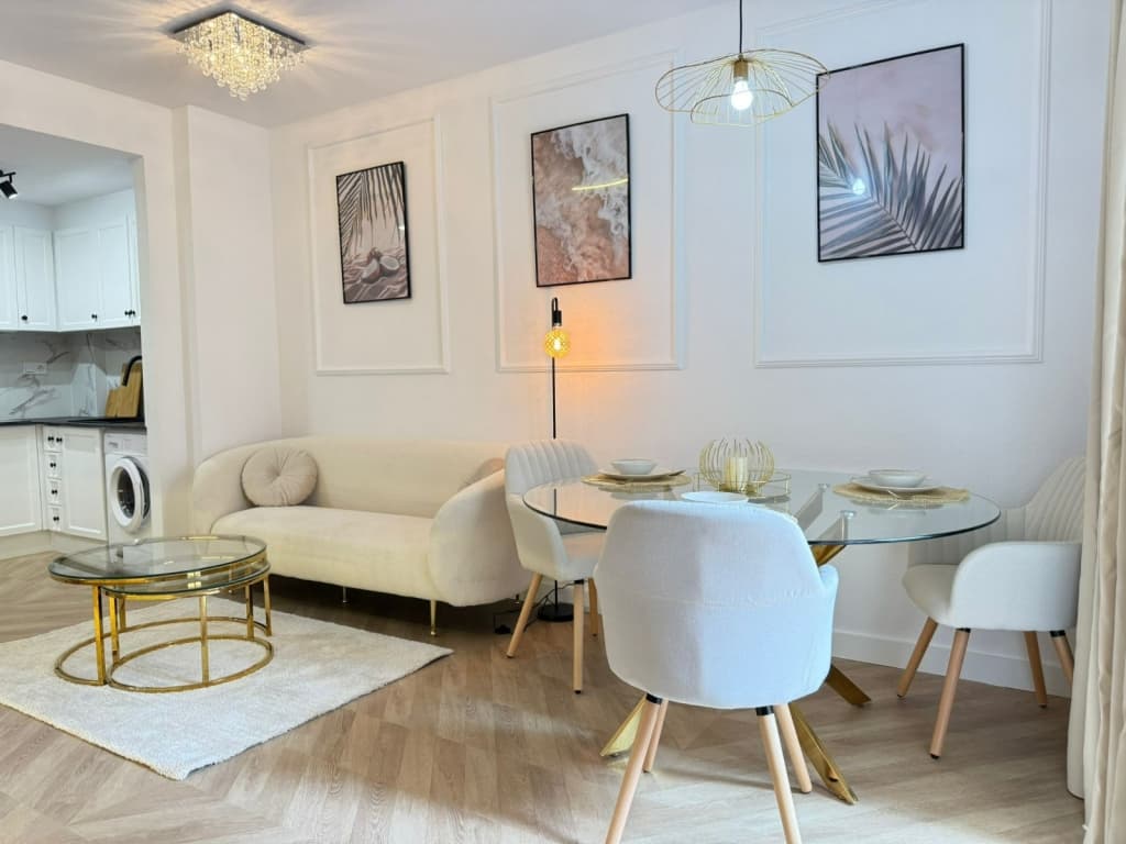 Apartment near the park in TorreviejaFor sale: a bright and well-located apartment just 850 meters from the sea and right next to a beautiful park. Situated on the second floor, it offers views of the communal swimming pool.Property features:Size: 55 m²2 bedrooms1 bathroomCommunal poolSecond floor with pool viewWalking distance to green areas and only 850 m from the beachPerfect for holidays, permanent living, or rental investment.