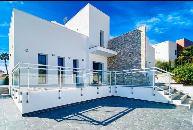 This detached newly built villa in Calpe comprises on the ground floor a spacious living and dining room giving access to the terrace with private pool, a fully equipped kitchen, two bedrooms and two bathrooms. On the upper floor there is a night hall giving access to a bedroom and the master bedroom with ensuite bathroom and dressing room. These bedrooms have a private terrace overlooking the Peñon de Ifach. There is ample parking on a fully fenced property. 