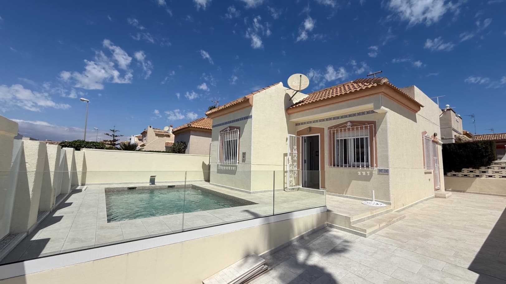 Beautiful villa with private pool, a large solarium with sea views and all-day sun.Located in Torre del Moro, just 400 meters from the sea and a 10-minute walk to La Mata beach.This fantastic Mediterranean-style house offers 2 bedrooms, 1 fully renovated bathroom, a spacious living room with a new American-style kitchen. Equipped with air conditioning in the living room.The property is newly renovated and in excellent condition, ready to move in and enjoy life. A short distance from the Las Salinas shopping center and the Torremarina shopping center where you can find various restaurants, bars, supermarkets and much more.Don't miss the opportunity to buy this beautiful villa with a private pool a short distance from the beaches of Torrevieja!