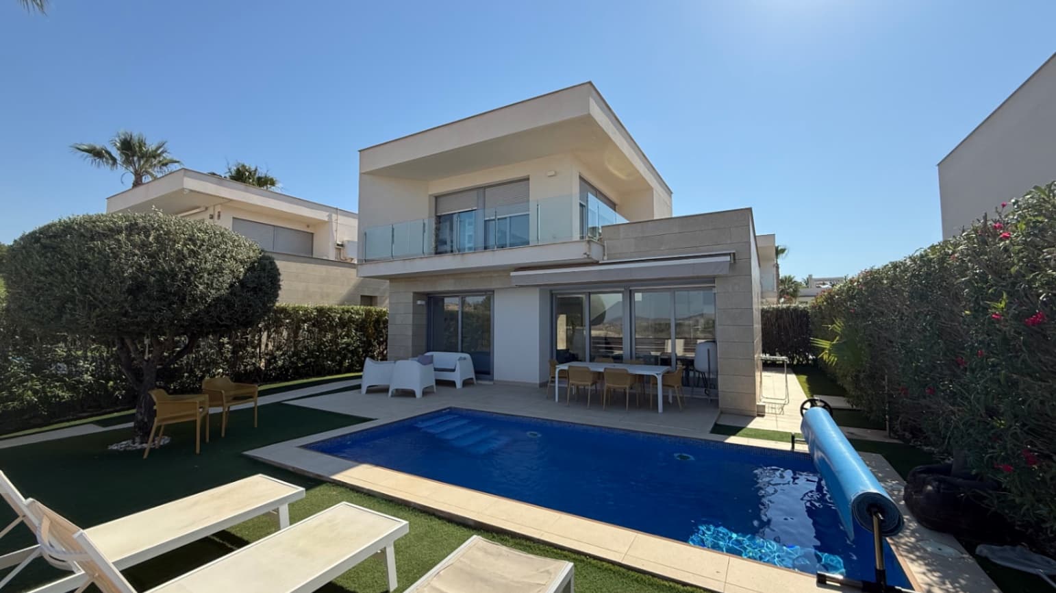 Your Oasis in OrihuelaDiscover your dream home nestled in the heart of Orihuela, a charming city in the enchanting province of Alicante. This exquisite property offers a harmonious blend of modern living and outdoor leisure, making it the ideal retreat for families and individuals alike.