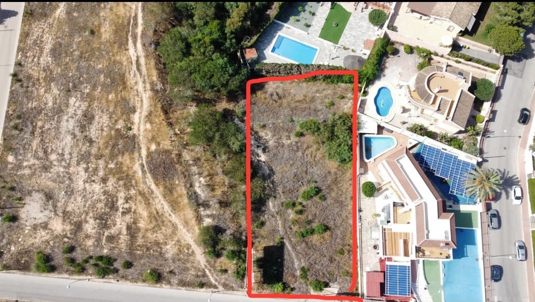 Situated in the prestigious Los Balcones among large luxury homes, this spacious plot of 1,000 m² offers the perfect setting to build an impressive residence. Enjoy a prime location just a 5-minute walk (or 1-minute drive) from the Torrevieja Hospital, and only minutes away from bars, restaurants, shops, pharmacies, and all essential amenities. The beautiful beaches of Torrevieja are only a 5-7 minute drive away, providing you with the ideal balance of convenience, comfort, and coastal living. A unique opportunity in a highly sought-after area.