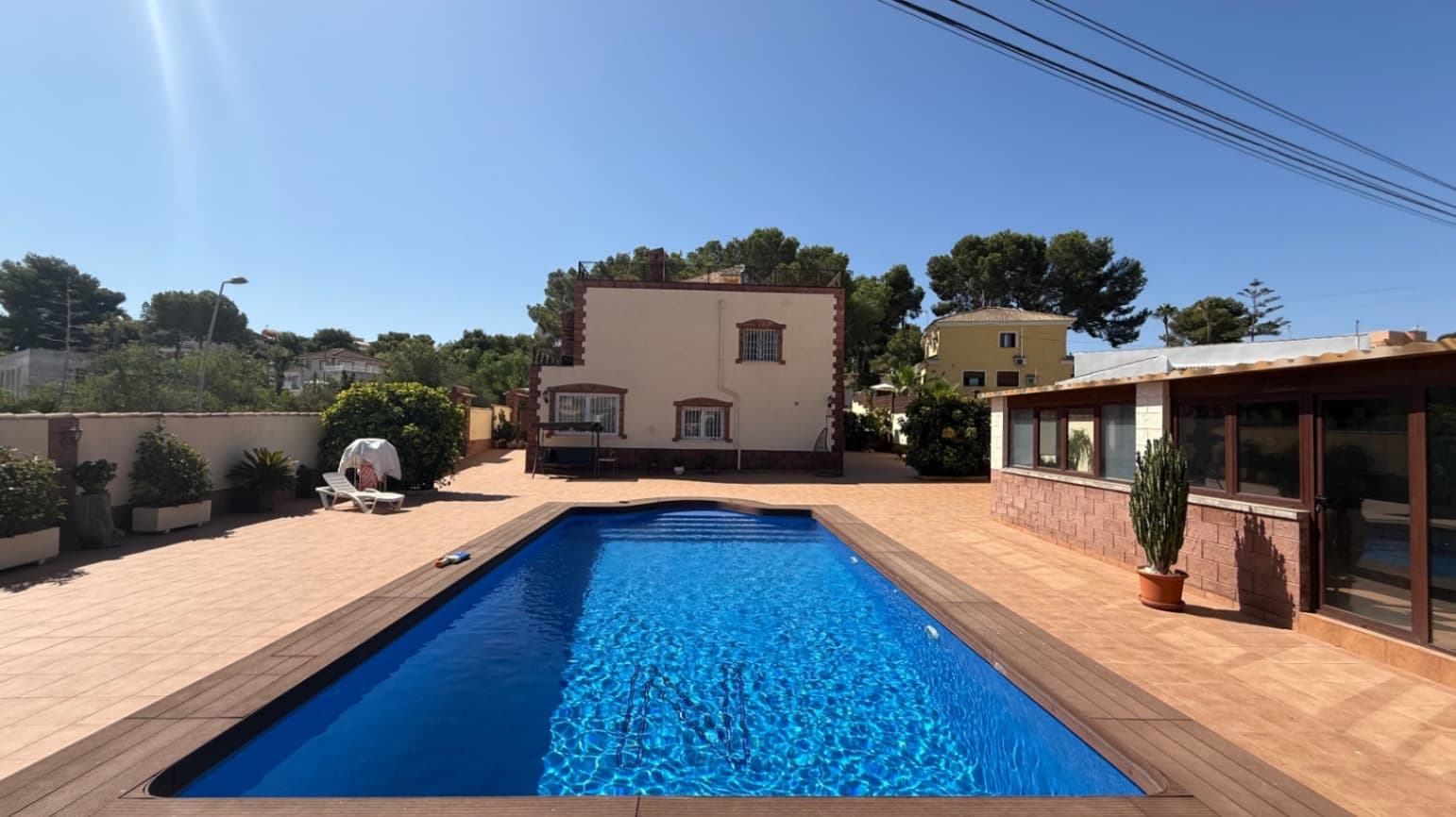 Impeccable 7-Bedroom Villa with Saltwater Pool in Los BalconesDiscover this exceptional fully refurbished villa in the sought-after area of Los Balcones, set on a stunning 800m² plot that combines elegance, comfort, and space in perfect harmony.Originally renovated to the highest standards in 2017, this expansive property boasts 7 large bedrooms and 4 spacious bathrooms, making it ideal for large families or those seeking a luxurious retreat with ample accommodation for guests.At the heart of the property is a beautiful saltwater swimming pool, surrounded by lush landscaped gardens and multiple seating areas, perfect for soaking up the Mediterranean sun. A sun-drenched solárium provides sweeping views and the perfect spot for relaxing or entertaining.In addition to the main villa, the property features a self-contained studio apartment, offering privacy and flexibility—ideal for guests, rental income, or a home office.Every corner of this home reflects quality craftsmanship and modern design, with updated fixtures, stylish finishes, and a layout that blends indoor and outdoor living seamlessly.Located in a peaceful and well-connected residential area, close to beaches, golf courses, and all amenities, this is a rare opportunity to own a truly impeccable villa in one of the Costa Blanca’s most desirable neighborhoods.