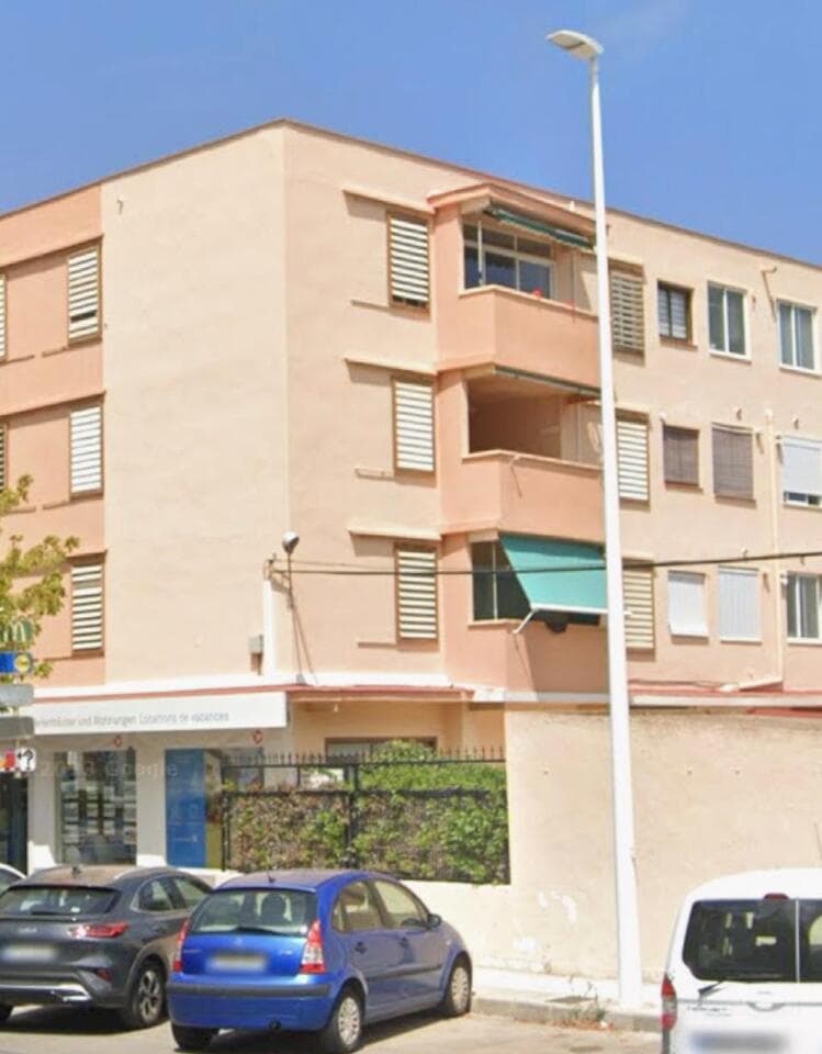 Unique opportunity at the Arenal Beach in Jávea!We present this charming, recently renovated apartment, located just a few steps from the famous Arenal Beach. It is situated on the third floor with an elevator and a south-facing orientation, allowing you to enjoy the sun and Mediterranean climate year-round. Its excellent location places you just minutes away from bars, restaurants, and shops, making it the perfect place to embrace the coastal lifestyle.The apartment has a total area of 74 square meters, all on one level. The spacious and bright living-dining room is very cozy, with access to a small and charming balcony offering an outdoor space to relax. The fully renovated kitchen is equipped with modern appliances and a convenient adjoining laundry room for added comfort.The three bedrooms are spacious and bright, providing a perfect atmosphere for resting after a day at the beach. The bathroom, also renovated, features a modern and elegant design with high-quality materials.This apartment includes private parking, adding extra value to the property. Additionally, it offers concierge service for your convenience and security. In the common areas, you can enjoy a seating area to relax, as well as outdoor showers, ideal for refreshing yourself after a day at the beach.Perfect both as a vacation residence or an investment, as it comes with a tourist license and a proven history of 3 years of short-term rental income.Don’t miss the opportunity to live near the sea and enjoy the best coastal life. Contact us for more information and to schedule a visit!