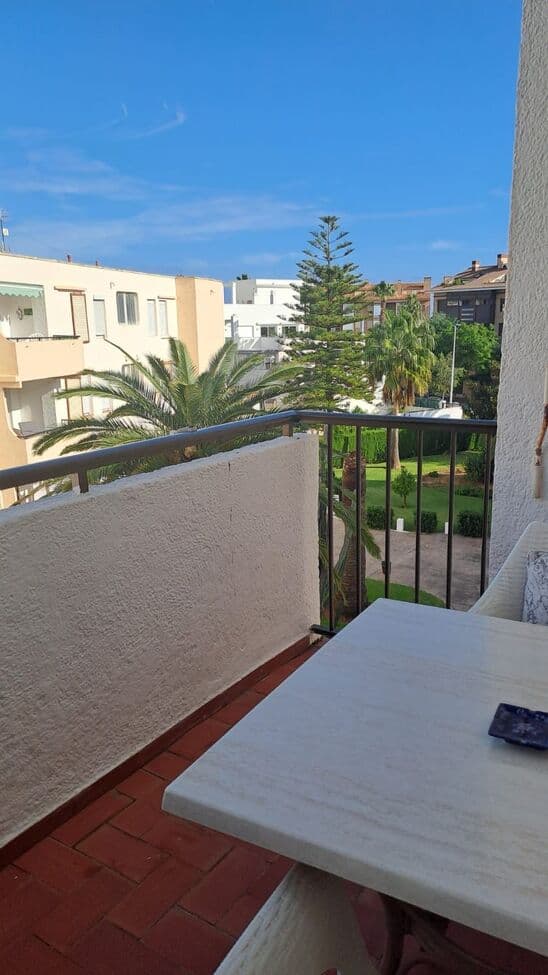 Very good value apartment, close to all services, 100m from the beach in Javea, Arenal.Offering 3 bedrooms , a lounge, seperate kitchen and a bathroomParking place included in a gated communityLow running costs.3rd floor without a lift. (top floor).