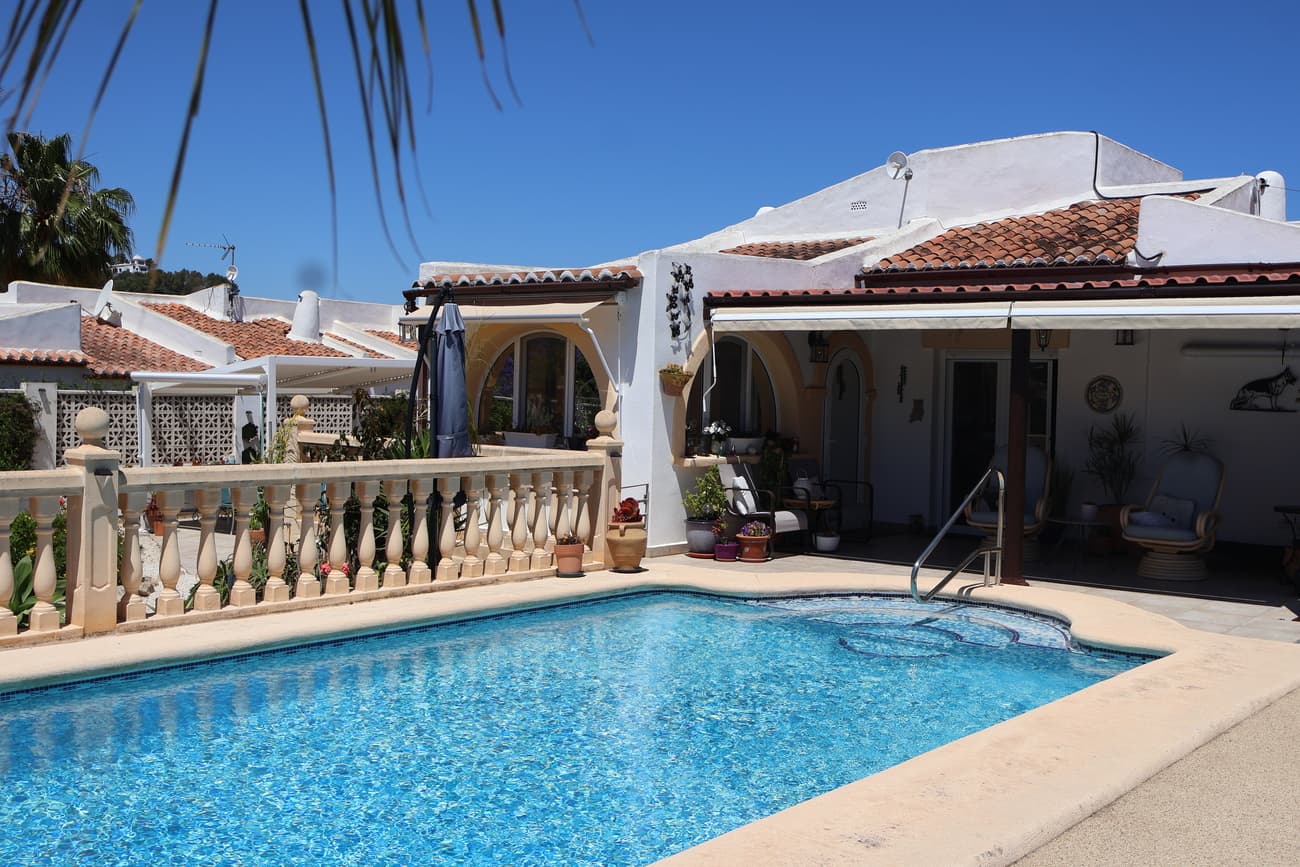 IMMACULATE VILLAA very impressive, immaculate home, close to Javea arenal. A must see property. Everything in beautiful conditon and working order.A very presented 3 bedroom villa (has the potential to be 4 bedrooms, if use the dining room for an additional bedroom).Offering a flat manicured plot, with a low maintenance garden, a 8 x 4 swimming pool with a covered naya looking out on to it.The villa has a cozy but elegant feel. It has a good flow of 3 bedrooms , 2 bathrooms on a single level. An open plan kitchen and Pantry area for additional storage.From the lounge is the dining area. (also suitable for an extra bedroom if required).The garden area is beautifully manicured with a circular rose feature, an outside seating area, with a storage shed for tools. The property has it is own car port and driveway for 2 cars.Their is airconditioning throughout, a wood pellet heating system, and a solar system installed and functioning.A highly recommended to view property and the buyer will be delighted to with their purchase.