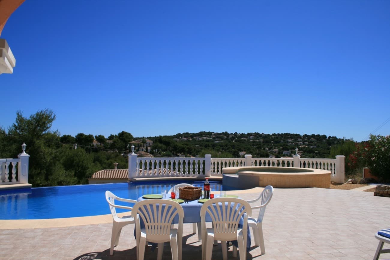 This renovated villa in Jávea offers 150m² of constructed living space on a 1,000m² plot. The property features a fully integrated open-plan kitchen with high-end cabinetry and granite countertops.Key specifications include:- Double-glazed PVC windows throughout- 10,000-liter water deposit - 10x5m swimming pool with surrounding terrace areasThe prime location provides convenient access to Arenal Beach's sandy shoreline and Jávea's historic town center, known for its charming narrow streets and diverse dining options. The property underwent complete renovation in 2023.