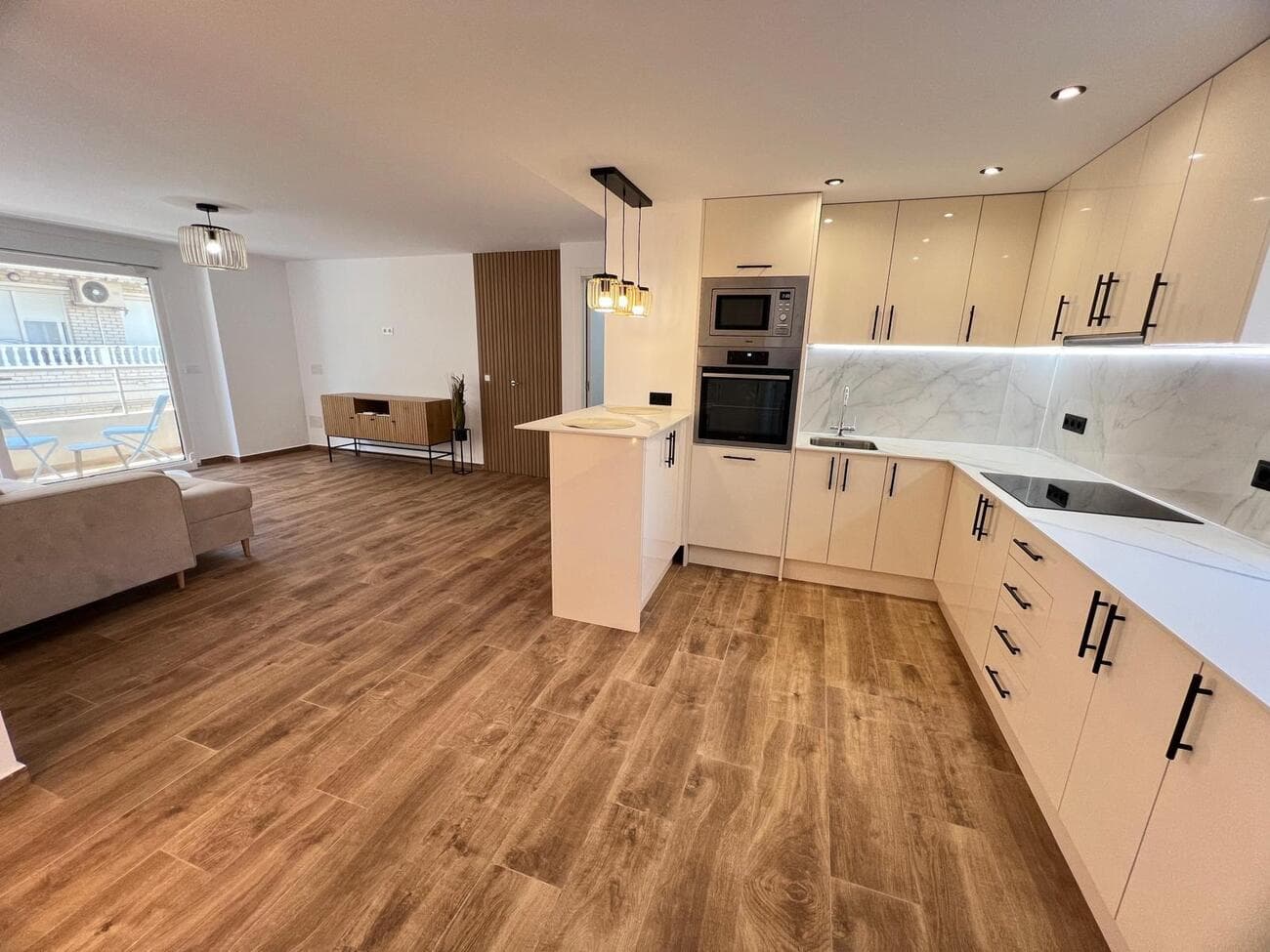 Experience the perfect blend of modern luxury and coastal living in this beautifully renovated apartment, ideally located just 300 meters from the beach. Offering 100 m² of thoughtfully designed space, this third-floor gem combines style, comfort, and convenience.Key Features:Three spacious double bedrooms, including a master suite with ensuite bathroom and direct access to a sun-drenched terraceBright and airy living/dining area with access to the terrace, ideal for relaxing or entertainingContemporary kitchen fitted with top-of-the-line appliancesTwo elegant bathrooms with modern walk-in showersPractical storage room for added functionalityDesigned for year-round comfort, the apartment features hot/cold air conditioning and benefits from an east-west orientation, filling the home with natural light throughout the day.Located on the third floor of a well-maintained building with a lift and ramp access, this home is accessible for all. The property boasts an Energy Class B rating, ensuring energy efficiency and low CO₂ emissions.Built in 1989 and completely refurbished to a high standard, this move-in-ready apartment is just steps from the Paseo Marítimo and close to all essential services, including shops, restaurants, and public transport.A rare opportunity to own a stylish, turnkey home in one of the most desirable areas—don’t miss out!