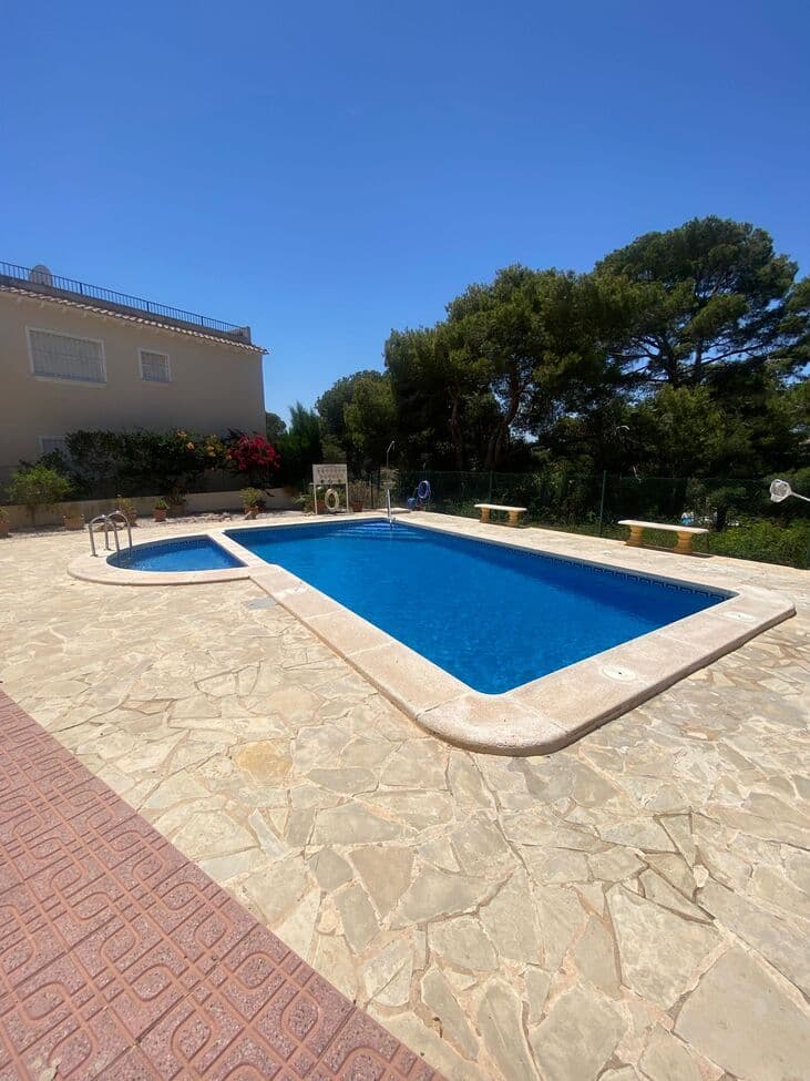Located on the first floor, this well-presented two-bedroom, one-bathroom apartment offers the perfect blend of comfort and convenience. Enjoy sunny days on your private roof solarium or relax by the communal poolIdeal as a holiday retreat or a smart investment, this property is in a fantastic location — just a 10-minute drive to beautiful beaches and only 45 minutes from Alicante AirportDon't miss this great opportunity