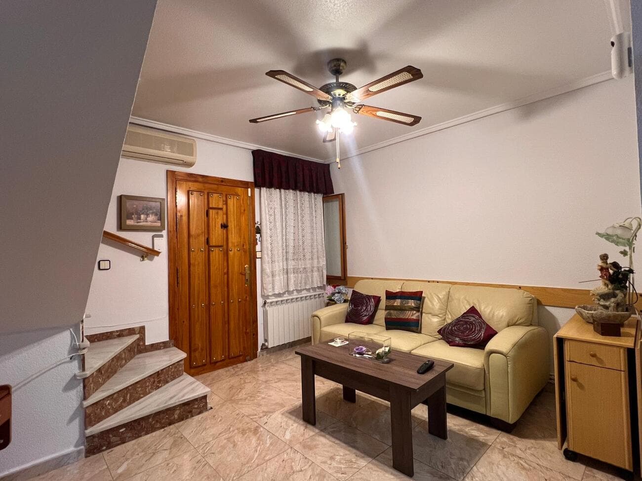 Duplex with 3 bedrooms and two bathrooms, a communal pool, and a gated community in Torrevieja Los Altos, Serena 1, located at Calle La Sagra No. 69 Los Altos. The main terrace has 25 m2 and faces south. The property has75 m2. Sold furnished.