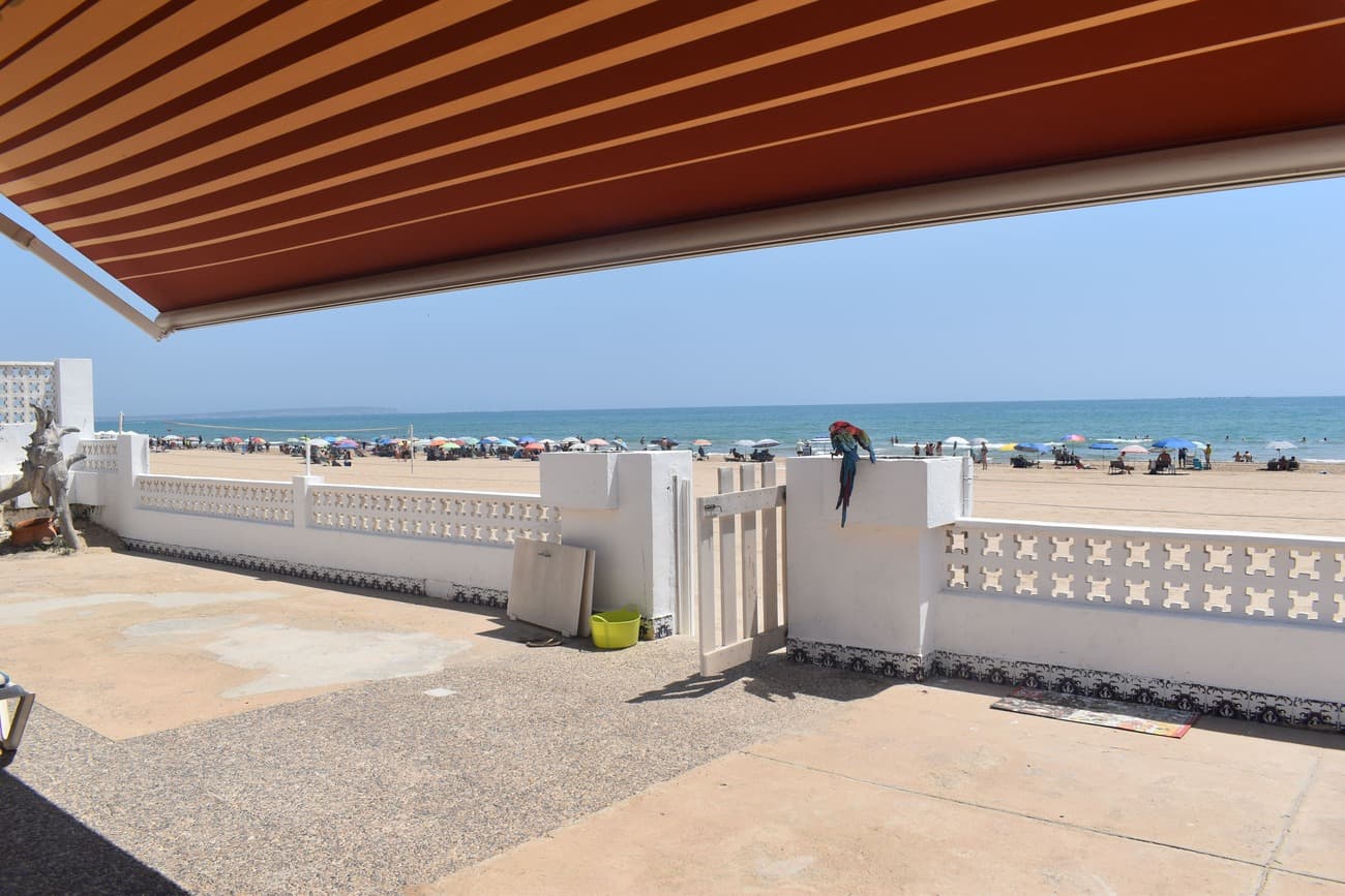 Our real estate agency is delighted to present this beachfront villa in Guardamar del Segura. An extraordinary location, spectacular sea views, and direct access to the beautiful Guardamar beach. A rare opportunity on the seafront!Beachfront house in GuardamarAn exceptional beachfront house in Guardamar del Segura.Built on a 665m² plot, this 199m² villa has 6 bedrooms and 3 bathrooms. It is sold fully furnished, with a fully equipped kitchen and appliances. A single-story house offering numerous options in terms of space and renovation.A Mediterranean-designed house that will allow you to enjoy an exceptional setting in a peaceful and pleasant environment.Upon entering the house, the sleeping areas on the right and the living and dining rooms on the left, with superb views of the sea and the beach, are immediately noticeable. The kitchen opens onto a superb terrace, the most popular spot in the villa… a place where the whole family and friends can gather… everything you need to spend extraordinary moments.Furthermore, all the necessary services are within walking distance, such as restaurants, bars, supermarkets, pharmacies, etc.In short, a unique opportunity in an idyllic setting and environment!!!Guardamar del SeguraGuardamar del Segura is a coastal town on the Costa Blanca located 35 km south of Alicante.The municipality boasts a total of 11 km of fine, warm sandy beaches. Guardamar is best known for its sand dunes, which are located within a coastal protection and conservation area. The pine forest north of the town center covers 800 hectares, home to a wide variety of plant species such as pines, palm trees, and cypresses.It is also known for its traditional shopping and a wide and varied gastronomic offering. You can also go hiking and cycling in the pine forest, located directly opposite the residential complex.An ideal location close to Alicante Airport and all the attractions the Costa Blanca has to offer.