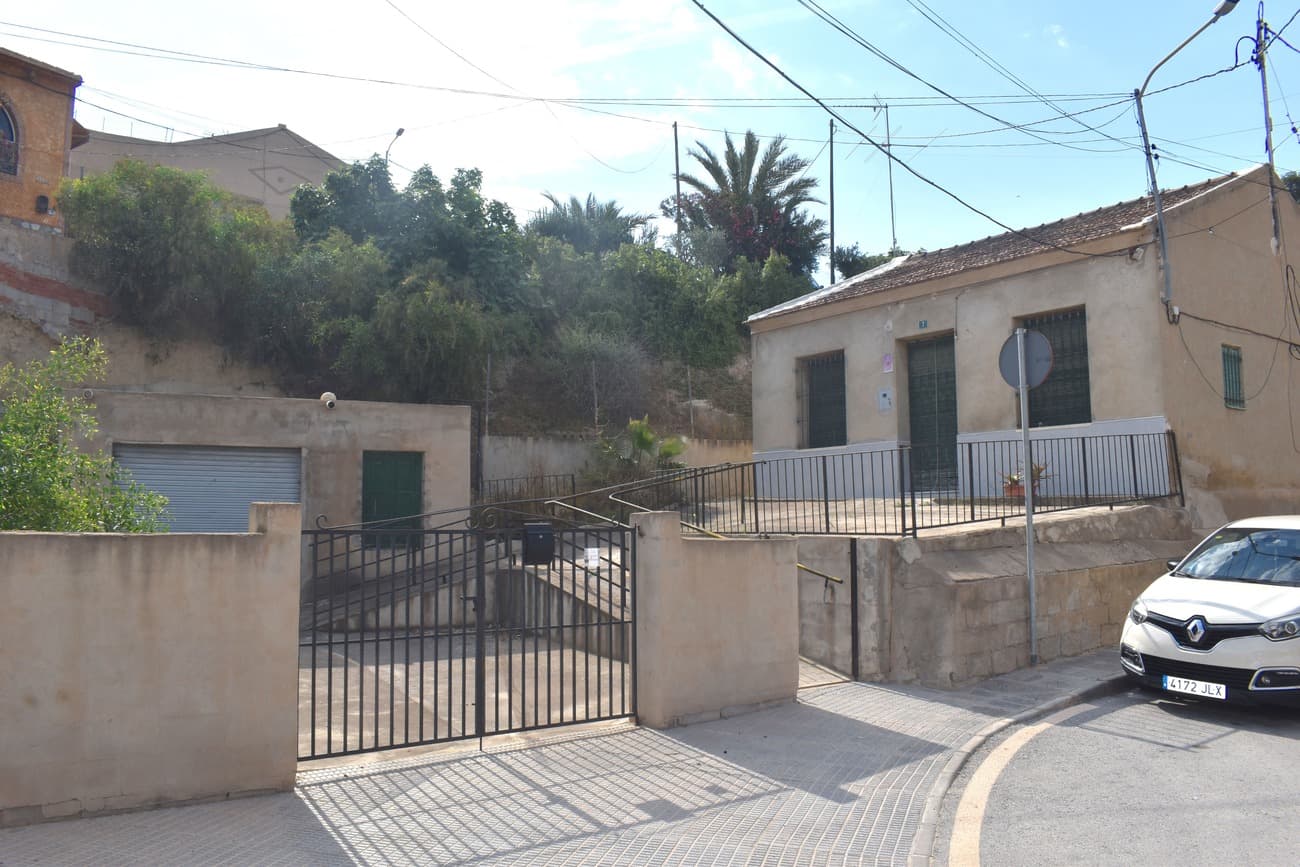 Seize the opportunity in Rojales to purchase a centrally located house ripe for renovation or new construction on an expansive 347m² plot. Schedule a visit today to explore this lucrative investment!Discover a renovation gem in Rojales, a house boasting a 347m² urban plot in the town's core, surrounded by all the essentials.Currently comprising:- 347m² of land- 140m² of living space- 3 spacious bedrooms- 1 well-appointed bathroom- An inviting living and dining area- A substantial kitchen- A large patio featuring a laundry room, pantry, and an outdoor cooking space- A sun-drenched solarium- A double garage/storage unitThis property is tailor-made for buyers seeking a project filled with potential, allowing for personal touches and expansion.Rojales, a charming locale with a rich history marked by a 17th-century bridge over the Segura River, is now a thriving area with a robust service sector while retaining its allure.Enjoy easy access to amenities and convenience with the N332 road and AP7 motorway providing a direct link to Alicante airport.For a tranquil, detached lifestyle in an ideal setting, look no further than this townhouse. Get in touch, and we'll proudly guide you through this exceptional property.