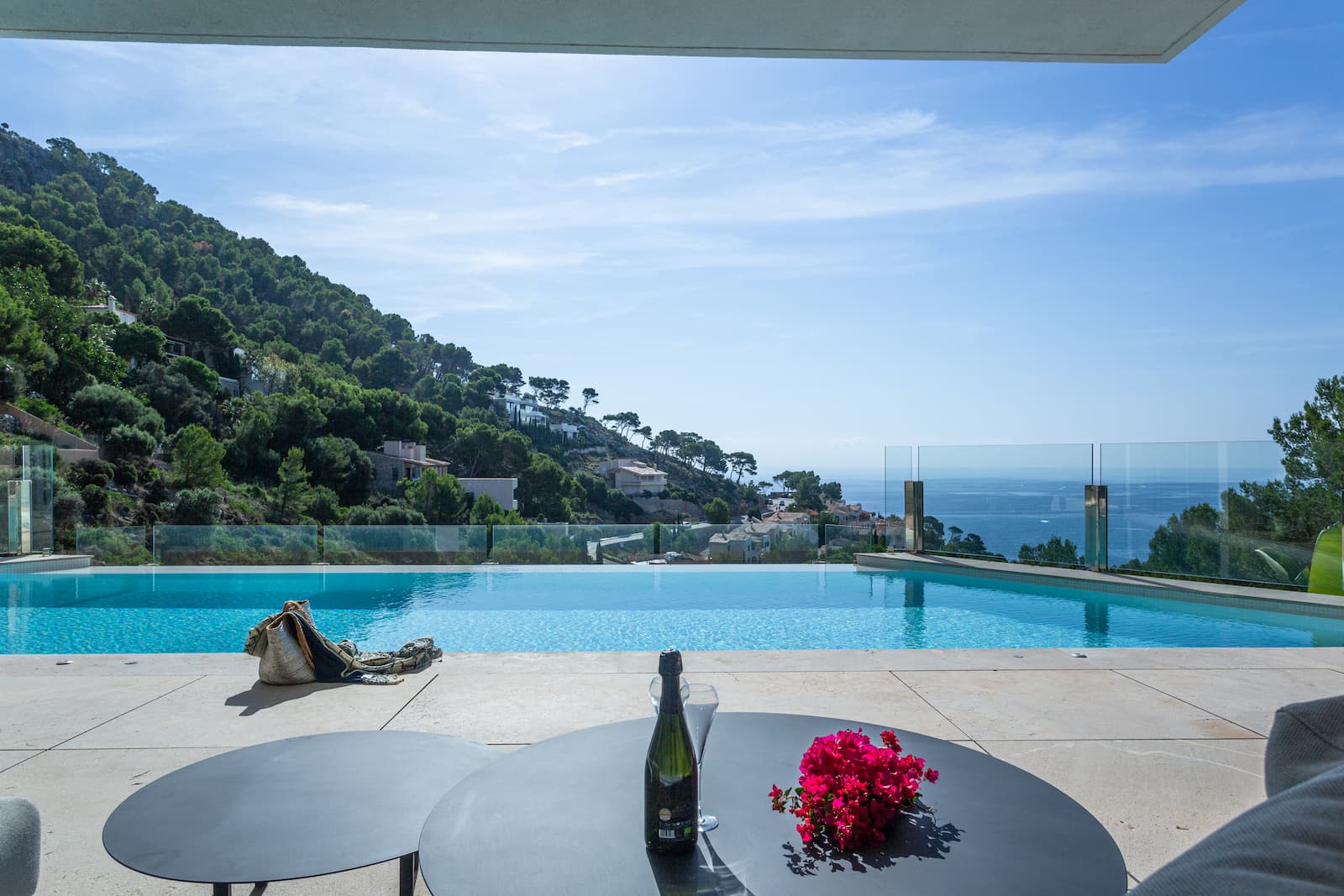 Stunning Canyamel villa offers modern luxury and breathtaking sea viewsThis ultra-luxurious villa, situated in the desirable enclave of Canyamel with breathtaking ocean views, offers an idyllic escape. It is the perfect blend of modern and luxury living with breathtaking sea views. The property is built on tree levels and has been designed to the highest specifications. Spanning three levels and boasting four plus one bedrooms, five bathrooms, one separate guest toilet, a grand and open living area, a separate dining room and a fully-equipped designer kitchen, this luxurious abode also features a cinema, fitness room and bodega on the lower level. Each room has access to a breathtaking terrace, and the large 50-sqm saltwater infinity pool provides the perfect oasis to cool off on hot days, or to swim laps. Elevator, air conditioning, underfloor heating in all rooms and home automation system, and double-glazed windows are just a few of the many amenities that complete this stunning villa. Parking is easy in the area but the property as well has two private parking spaces.The area Canyamel is an idyllic paradise on the east coast of Mallorca. Set against a stunning backdrop of lush greenery and majestic mountains, the city is renowned for its pristine white sand beaches and sparkling turquoise waters. Explore the many hidden coves, go snorkeling or scuba diving in the crystal-clear Mediterranean Sea, or simply relax on the beach and soak up the sun. With its delightful restaurants and unique cultural attractions, it's the perfect place to explore and experience the best of Mallorca.FeaturesElevatorAir conditioningUnderfloor heatingDouble-glazed windows Two private parking spacesCinemaFitness roomBodegaWith the possibility of purchasing an adjacent neighboring plot for €4,600,000 total. (€605,000 for the plot)