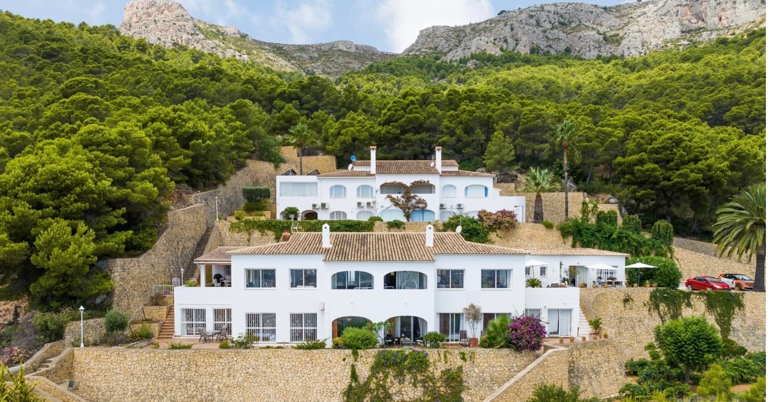 Large semi-detached house of 274 m2 with the best views over Calpe is now offered for sale in an exclusive gated area. Upon entering the property, you are greeted with a breathtaking sight. From the parking area, there is a panoramic view over the entire plot, the sea, and the Peñón de Ifach, which at 332 meters high dominates the horizon. The property is situated 150 meters above sea level and is the last house in a natural area on Mount Olta. The area is protected, and no construction is allowed in front or behind. This extraordinary property allows you to enjoy your stay in Spain. Direct access to the pool from the terrace via a separate entrance. Multiple terraces around the property are perfect for enjoying the spectacular views and outdoor dining. There is ample parking just outside the entrance. The property also offers a large storage room. The house is spread over 2 floors. Upon entry, you are welcomed by the spacious living area with access to terraces and the fantastic sea views. The large living area features a fireplace. There are terraces around the property with access from multiple rooms. Built- in 1990, the property boasts 5 bedrooms. The plot covers 4965 m2 and is fenced off with gates. Area: Located in the beautiful Oltamar-Cucarres-Gargasindi area of Calpe, this property offers a peaceful and almost picturesque stay. The nearest beach is Playa Arenal-Bol, just 2.8 km away, providing excellent opportunities to enjoy the sun, sand, and sea on the Costa Blanca. In summary, this is a fantastic 5-bedroom semi-detached house of 274 m2 in Oltamar-Cucarres-Gargasindi. With its breathtaking sea and mountain views, luxurious features, and spacious living areas, it truly is the perfect property for those seeking a unique and exceptional living experience in Calpe. It is also possible to purchase a share of the house if you wish to acquire 50% of the property. Do not miss this unique opportunity to own a piece of paradise.