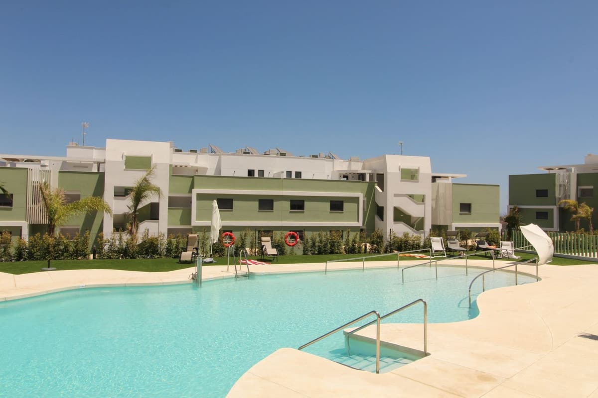 Welcome to your dream ground floor apartment in the fantastic new Ipanema project in La Cala de Mijas!Key features:2 bedrooms2 bathroomsModern fully equipped kitchen with built-in Bosch oven and microwave.Spacious living roomPrivate gardenSpa and GymParking SpaceEnjoy the bright, airy atmosphere created by the southwest orientation, which lets natural light into the apartment. You also get a partial sea view, which enhances the overall appeal and tranquility of your living space.Stepping out of the apartment, just one level down, you'll find a state-of-the-art gym, a relaxing water circuit spa and luxurious amenities including a Turkish bath and sauna. The swimming pools are located directly in front of the building, perfectly located in the urbanization for easy access and fantastic views.This apartment has a designated parking space underground. Don't miss this opportunity to experience modern living in a prime location.With its large gardens and swimming pool with an artificial beach, nature is part of your home.The location will suit both golf and nature lovers, but only a few minutes drive away from La Cala de Mijas where you will find bars, restaurants, beach clubs and all kinds of services.It is a gated neighborhood with high specifications and leisure facilities.