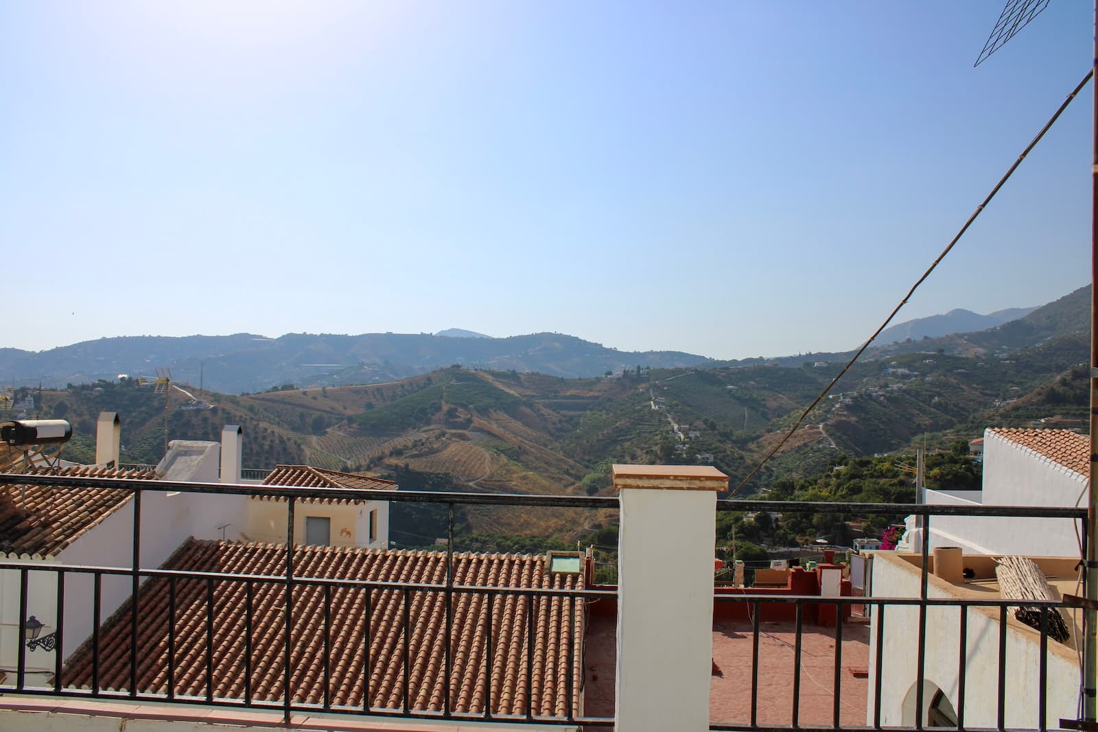Centrally Located Townhouse in Frigiliana With Fantastic Views and Possibilities.Discover a spacious terraced house on three levels in the heart of charming Frigiliana, with a lovely roof terrace offering a magnificent view of the surrounding mountains. This property combines the best of modern convenience and traditional Andalusian charm. A unique opportunity for those looking for a home with potential, as there is also the possibility to build an additional floor.The house has a private garden where you can create your own oasis, with space for vegetable gardens and fruit trees. The garden is accessed via the basement level, which is currently used as a laundry and storage room.Inside, you are welcomed by a spacious hall that connects the different parts of the house. On the entrance floor, you will find a large bedroom to the right, while a spacious kitchen with dining area and a living room are straight ahead. From the hall, turn left and find a fresh bathroom with a bathtub, as well as a staircase up to the sunny roof terrace and down to the basement level.The location is unbeatable with restaurants and a supermarket just around the corner. The idyllic beach of Nerja can be reached in less than 15 minutes by car, and Málaga airport is only 50 minutes away. Regular bus services connect Frigiliana with Nerja, and taxi fares are affordable. For the golf enthusiast, the renowned Baviera Golf Course is only 25 minutes away by car, and in winter you can reach the ski paradise of Sierra Nevada in Granada in just an hour and a half.This townhouse offers a unique opportunity to enjoy the best of both worlds - proximity to both the glorious beaches of the coast and the majestic nature of the mountains. Don't miss the chance to make this gem your new home in southern Spain.