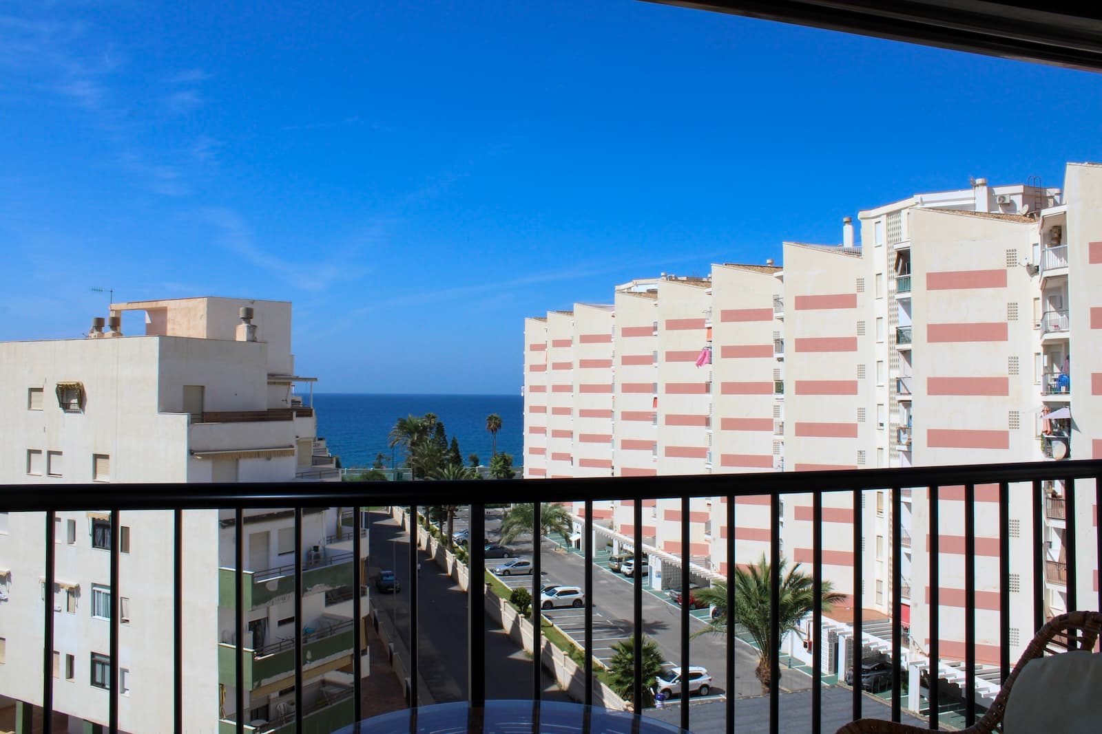 Exclusive Apartment with Sea Views and Close to the Beach – SalobreñaDiscover this spacious and well-maintained bright apartment with breathtaking sea views and views of Sierra Nevada, located on the top (5th) floor. Just 3 minutes away from Salobreña's stunning beach and charming promenade. The complex also offers a large communal pool and a separate children's pool – perfect for relaxation and family fun.Upon entering the apartment, you are welcomed by a hallway that connects the different areas of the home. To the left, you’ll find the first of two modern bathrooms and the first of three bedrooms, all with built-in wardrobes. On the right side, there are two more bedrooms, one of which offers beautiful views of Sierra Nevada.The spacious and fully equipped kitchen includes new appliances such as a fridge/freezer and a washer-dryer, both still under warranty. Adjacent to the kitchen is a separate laundry room. The kitchen also has a serving hatch opening to the large living room, from which you access two sunny terraces with stunning views.The apartment is sold fully furnished and includes a private parking space in the garage, as well as a large storage room – ideal for sports equipment storage.Salobreña is known for its subtropical climate and its proximity to both Almuñécar and Motril, where you can find a wide range of services and entertainment. A 15-minute drive takes you to an 18-hole golf course, and Malaga airport is just over an hour away. For winter sports enthusiasts, the ski slopes of Sierra Nevada are just 1.5 hours away by car, making this home perfect year-round – you get the best of both worlds.Contact us today for a viewing – your dream apartment awaits!
