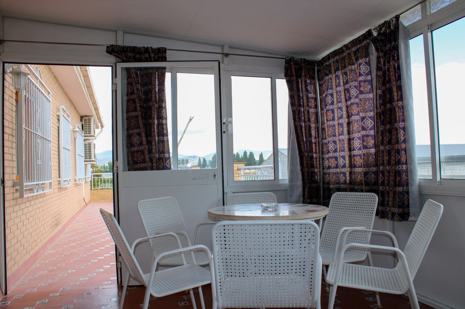 Large, magnificent, well-planned detached villa with two floors in Fuente Vaqueros, the total area is 479 m2 and accommodates 4 bedrooms and 3 bathrooms. Located only 55 minutes to Playa Granada in Motril and less than 15 minutes to Granada airport, supermarket and restaurant around the corner. The villa has both municipal water and its own well, the house is sold fully furnished.A bright, spacious hall welcomes you and connects the different parts of the house, first we take the stairs up to the first floor and there we have 4 bedrooms and 1 bathroom. Furthermore, a large living room and a room with dining area, which can be converted into additional bedrooms if desired. The living room and one of the bedrooms have access to an oblong balcony, which covers the entire front of the house.On this floor there is also a fully equipped kitchen and adjacent to it, there is also a storage room. Outside the kitchen is a covered terrace and a very large open terrace, from here you have a fantastic view over the mountains. An excellent place to brighten up the warm summer evenings with family and friends.From the large terrace we go down to a large open area on the ground floor that was previously used as a pool area, here there is also a toilet with shower. You can enter the ground floor via that route or choose the main entrance, which is at the front of the house.The entire ground floor is like a large apartment and has fantastic possibilities, there is a kitchen, bathroom and living room. Add to this, large spaces where only your imagination sets limits to what you can do. Among other things, the current owner has been contacted by companies that have wanted to rent the house.For those of you who like to ski in the winter, Sierra Nevada's renowned ski resort is only an hour from your home. On the way there is Nevada Shopping together with IKEA, where you will find everything you need and then some. It only takes 25 minutes by car to Nevada Shopping, there is also regular bus service from Fuente Vaqueros to Granada.