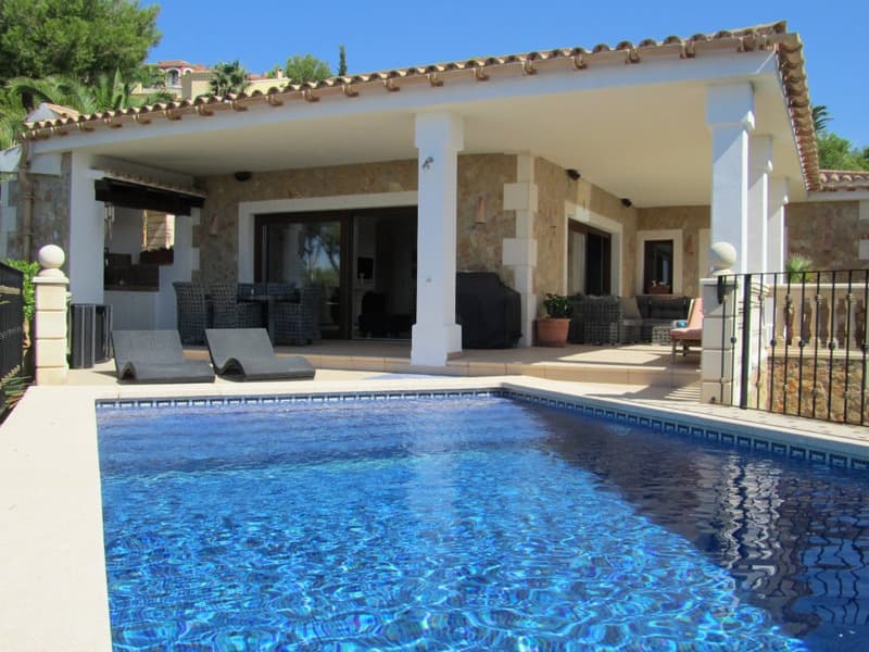 Beautiful villa situated in an elevated hillside location in Costa de la Calma. The property was built in 2008 in a modern style and spacious rooms but with a Mediterranean flair on a 1600 m² plot.Currently the villa offers 3 bedrooms, 3 bathrooms, modern kitchen as well as a saltwater pool and great sea views.Due to the size of the plot, a separate apartment of approx. 80 m2 + a double garage can be built.Furnishings and fittingsUnderfloor heating in the bathrooms and living area, air conditioning h/c, high ceilings, open kitchen, private pool, large garden area, sea views, quiet location, 10 minutes' drive to the nearest international school, very good transport linksProperty locationCosta de la Calma is located in the south west of Mallorca, just 20 minutes driving distance from Palma airport between Santa Ponsa and Paguera. This beautiful and quiet seaside village is an excellent location all year long sought after as a holiday home or resident. The nearest supermarket is in Santa Ponsa, just a short drive away and many restaurants, bars and leisure facilities are located in close vicinity.