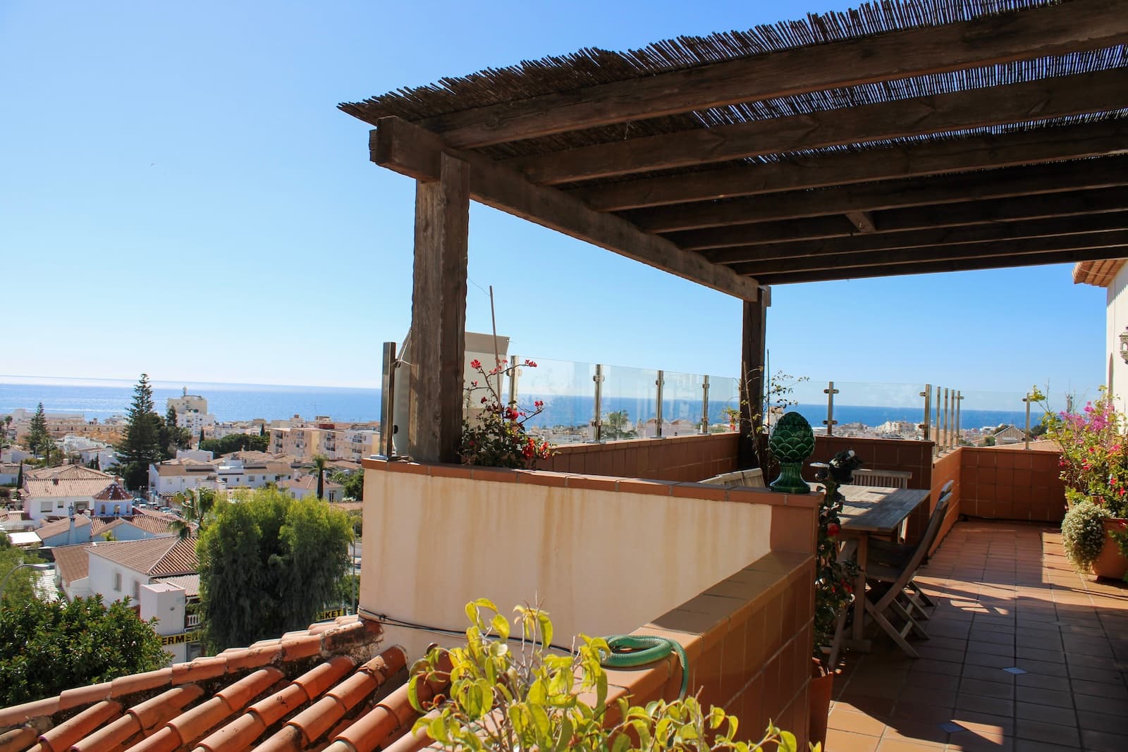 Exclusive penthouse in the heart of Nerja, spectacular sea views with both sunrise and sunset from the terraces.Large well-planned penthouse with 3 bedrooms and 2 bathrooms, wonderful terraces with sun all day. Restaurants and supermarkets are around the corner, it only takes 15 minutes to walk to Balcony Europe. It takes less than 15 minutes to walk to the nearest beach, Burriana or Carabeo.A spacious hall welcomes us to this unique penthouse, here there is a lot of light and space. A large fully equipped kitchen with separate dining area, adjacent to the kitchen is a laundry room and there is also the exit to one of the floor's lovely terraces.Large living room with fireplace, from the living room you also reach the large terrace at the front of the apartment. From here you also reach the three bedrooms and the two bathrooms, one of the bedrooms is en-suite and also has a walk-in closet.The large terrace with barbecue area invites you to magical evenings, with views over large parts of Nerja and the sea. Here you feel at home with family and friends, the place where you enjoy life.Malaga airport is 50 minutes by car, but there is also a regular bus service from Nerja. The renowned Baviera golf course is only 20 minutes by car from your new home. In winter, you only have an hour and a half drive to Granada, with skiing in Sierra Nevada. Skiing in the morning and swimming in the afternoon, the best of both worlds.