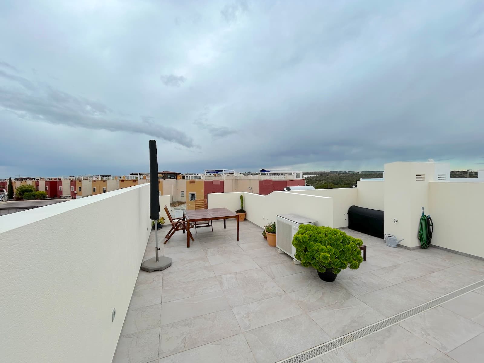 Bright and Stylish Apartment with Unique Views of the Pink Lagoon – Fully Furnished and Move-In ReadyPrice Reduced by €25,000 – Now is the Time to Buy!This modern and well-designed apartment boasts a fantastic location close to all everyday necessities – and, most impressively, a captivating view of the stunning pink lagoon. Sold fully furnished and ready to move in, it’s the perfect choice for a permanent residence, holiday retreat, or smart investment.Key Features:2 spacious bedrooms filled with natural light2 elegant bathroomsOpen-plan and inviting living area with a kitchen extensionRooftop terrace with breathtaking views of the lagoonConvenient layout with access to all rooms from the main living spaceAccess to 5 different pool areas – ideal for relaxation and socializingFully furnished – just unpack and enjoyThe Area:Located in a popular neighborhood within walking distance of cozy cafés, supermarkets, and other amenities. The area offers a peaceful setting with opportunities for activities – and the view of the lagoon adds a truly special touch to everyday life.Distances:Short walk to restaurants and grocery storesApproximately 40 minutes by car to the nearest airport