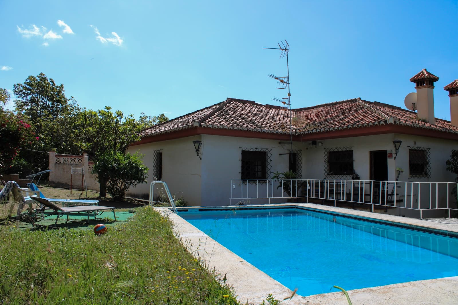 Large pool villa with two apartments and excellent location in Almuñécar.Well-maintained spacious villa on two levels with a large garden and pool, located in a quiet and peaceful area of ​​San Cristobal. It only takes 8 minutes to walk to Playa San Cristobal and to the nearest large supermarket it takes 15 minutes to walk, 3 minutes by car.The villa has two apartments with fully equipped kitchens and living rooms, along with bedrooms, bathrooms and terraces. In total there are 7 bedrooms and 4 bathrooms plus a toilet, ideal for multi-generational living or if you want to rent out e.g. the lower floor.A spacious hall welcomes us into the house on the entrance floor, here you have on the left a large living room with large windows for lots of light and views of the garden. A wood-burning stove is in the middle of the room to provide a comfortable indoor temperature during the cooler winter months, adjacent to the living room we have a fully equipped kitchen. Back to the hall and on the left we have a bathroom, a bedroom with en suite bathroom, and two more bedrooms. In the hall there is also a staircase to the upper floor, also used as a storage room today.We go out from the entrance floor and go up the stairs to the upper floor. Directly to the left we have a bedroom that is also used as an office, opposite is a guest toilet. Then a large living room with fireplace and dining area, from the living room you reach a large lovely covered terrace with wonderful views of the garden and the sea. In connection with the dining area we have a spacious kitchen and from here, we go out to the large pool area with plenty of space for lazy days in the sun loungers. Further on the upper floor we first have a bathroom, a bedroom with an en suite bathroom and two more bedrooms.The property has a large mature garden all around and in the extension of the plot, there are avocado trees and citrus trees. There is also plenty of space for your own crops. In connection with the pool area there is also a smaller house with a terrace and barbecue area, the house is currently used as a storage room. There are two entrances to the property.The owner of that home also owns the neighboring plot which is 1,836 sq m. That plot is Urban and is also for sale, see more on our website.To Malaga airport it takes just over an hour by car, there are also regular bus trips from Malaga to Almuñécar. To an 18-hole golf course, it takes only 25 minutes by car. During the winter months you have just under an hour and a half drive to Granada and skiing in Sierra Nevada, the best of both worlds.