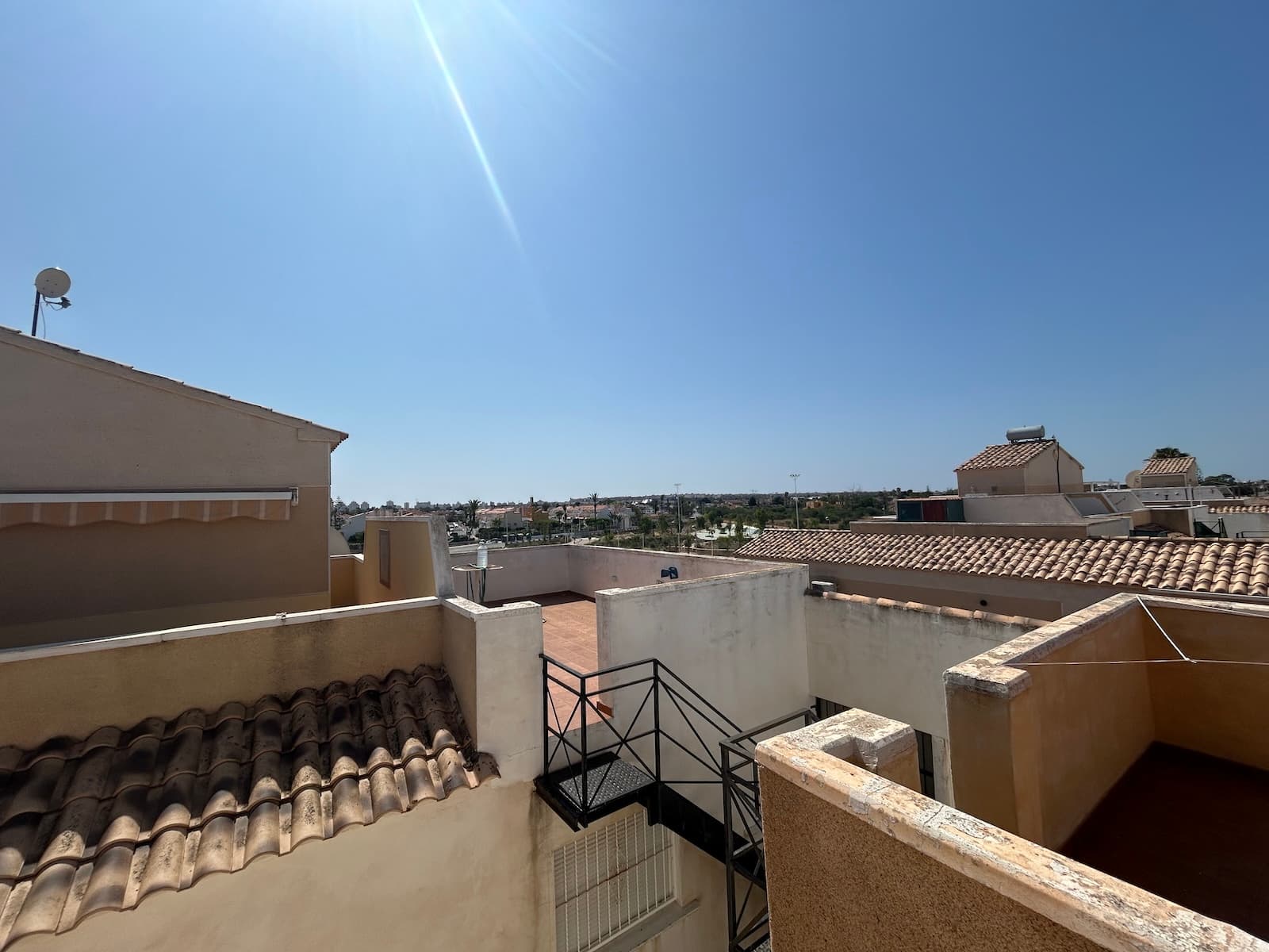 Charming Townhouse in Torrevieja with Stunning Views and Sunny Terraces.Welcome to this inviting townhouse – an ideal home for those seeking comfort, atmosphere, and breathtaking views.The property features two lovely terraces on different levels, perfect for both relaxation and cozy gatherings. On the ground floor, you'll find a spacious living room, a bright kitchen with dining area, and a private patio with a washing machine and practical storage space. Upstairs offers two generously sized bedrooms with built-in wardrobes, as well as a large and bright bathroom.The townhouse faces west and includes both a balcony and a rooftop terrace with spectacular views of the mountains and the salt lake – the perfect setting for peaceful evenings and beautiful sunsets. You’ll also enjoy access to a large, communal, and well-maintained pool – ideal for soaking up the sun and cooling off on warm days. The property is sold fully furnished and is move-in ready.Distances:Shops and public transport: 600 mBeach: 2 kmAirport: approx. 45 km