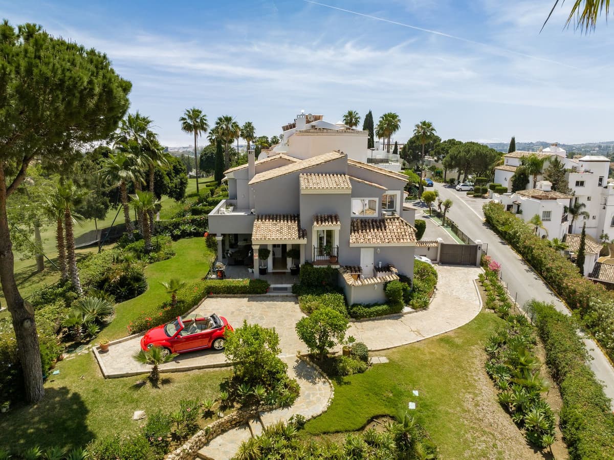 A very bright 5 bedroom family home oozing character situated front line golf to the prestigious La Quinta Golf Club. The villa boasts fantastic views and enjoys 4 double bedrooms on the first floor and a split level swimming pool area surrounded by landscaped garden.The driveway leads up to the main entrance where elegant double entrance doors open in to a good size hall with double doors leading to the spacious reception area which has been divided into a formal drawing room, television/sitting area and a good sized dining room from which one access a recently renovated fully fitted modern kitchen with an adjoining large utility room complete this floor.From the ground floors sets of sliding glass doors give access to two large covered terraces enjoying panoramic views across the golf and towards La Concha as well as towards the Ronda mountains.The first floor encompasses 4 large double bedrooms of which one is the spacious master suite with marble bathroom, dressing area and doors onto a private terrace enjoying panoramic sea views.The lower ground level includes a spacious 3-4 car integral garage amble storage areas and a fully independently accessed studio apartment suitable for either guests or staff complete with kitchenette, en-suite bedroom and sitting room complements this level.