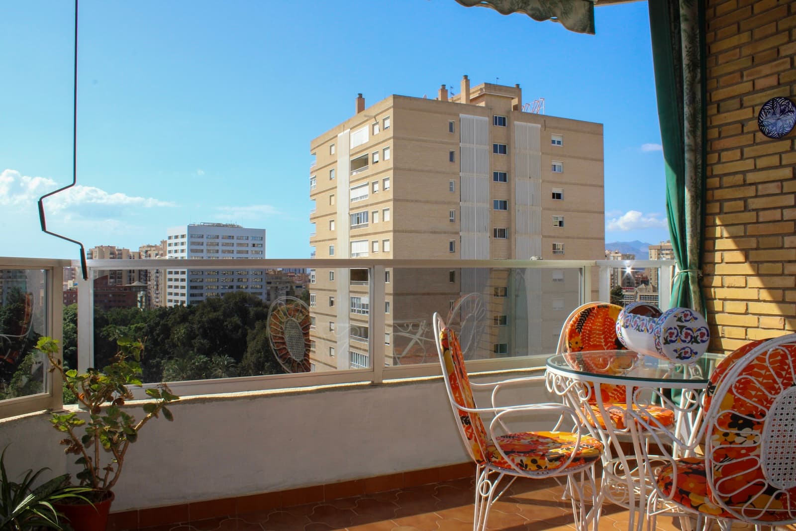 Large well-kept apartment in an exclusive area in central Malaga.Four spacious bedrooms, three bathrooms, a large sunny terrace with nice views and space in the garage. The apartment is located on the eighth floor of a well-maintained building with elevator and reception with doorman, located in a safe and quiet area close to the Metro and all the amenities of the vibrant city of Malaga.A spacious hall, which connects the different parts of the apartment, warmly welcomes us. From the hall we reach directly to the kitchen or to the living room, as desired. We enter a fully equipped large kitchen with dining area. There is also a separate laundry room. From the kitchen we make our way further into the apartment and to the right we have a common room that could be converted into a bedroom, and to the left a bathroom.Then there are four spacious bedrooms with large windows that let in a lot of natural light, making this home a warm and welcoming home. Along with these bedrooms, there are two complete bathrooms. Finally, we come to the large living room with dining area and TV sofa, from the living room you also reach the kitchen and the hall directly.The living room has large floor-to-ceiling windows, which gives the apartment a lot of light and space. Here you can access the lovely terrace with a wonderful view of the beautiful city, from here you can enjoy the sunny days that the magnificent city of Malaga offers.The excellent location of this apartment makes it very attractive, just under 15 minutes by car or 25 minutes by public transport to Malaga airport. To one of Malaga's lovely beaches, La Malagueta, it takes just under 10 minutes by bike or 15 minutes by bus.Contact us today and book a viewing !!!