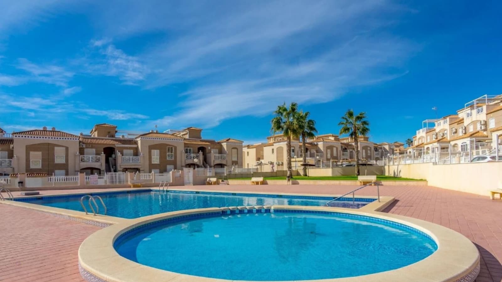 Townhouse in Aguas Nuevas, TorreviejaBeautiful semi-detached house with 101 m² built (80 m² usable), located just 650 meters from the beach. The property is distributed over two floors and offers 3 double bedrooms, 2 bathrooms, a fully equipped kitchen, and a bright living area.The home features oak interior carpentry, tiled floors, aluminum/climalit exterior windows, and northeast orientation. It is in very good condition and ready to move into.Extras include: air conditioning, built-in wardrobes, gallery, storage room, glazed terrace, private garden, community pool, solarium, high ceilings, and a parking space included in the price.Located in a well-connected residential area with bus services, medical centers, schools, supermarkets, parks, children’s play areas, and just steps away from the sea.