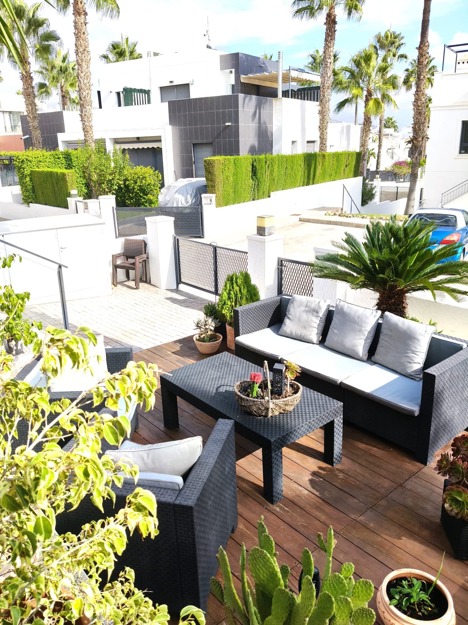 We proudly present a very special home in Villamartín, Orihuela Costa: a 2012 Murano Veinte model, carefully modernized and meticulously maintained. Located just 3.5 km from the sea, it offers the perfect balance between tranquility and accessibility.Property Highlights:Plot: approx. 167.7 m² with a spacious garden and several outdoor storage areasBuilt/usable area: 168 m² built, 108 m² usableBedrooms: 3Bathrooms: 2 fully renovated in 2023Terraces: rooftop terrace with glazed, climate-controlled area and pergola, plus balconyGarage: parking space includedOrientation: east-westOther features: air conditioning, private pool, garden, integrated laundry under staircase, water softener, EverClear-sealed windowsThe interior is smartly designed, with a generous ground floor, covered staircase with private access, and efficient use of space. The rooftop terrace is fully renovated, creating a year-round living and social area.This home combines functionality, comfort, and high-quality improvements, making everyday life easy and enjoyable. A perfect opportunity for those seeking a charming yet practical property in Villamartín.