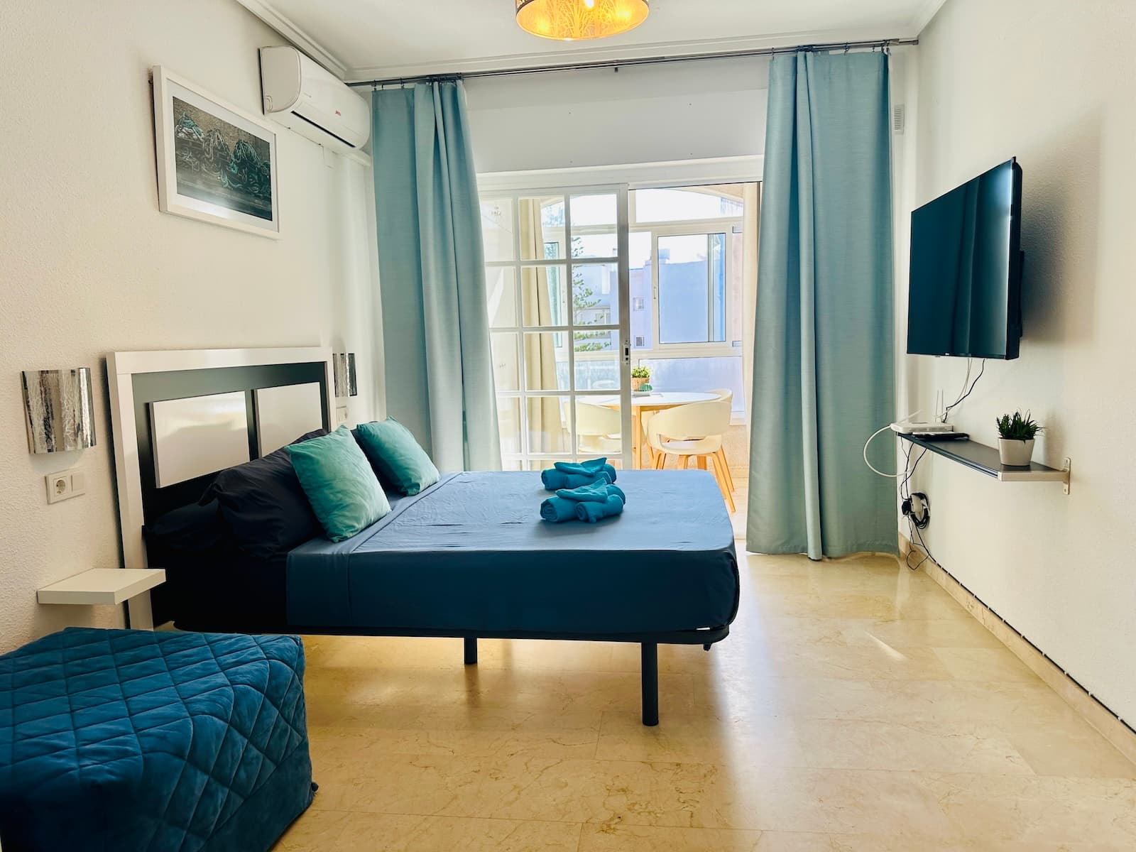 First Line · Bright Refurbished Studio by Los Locos BeachWake up by the sea — this sunny south-facing studio is located on the first line, just 15 metres from Los Locos Beach.Refurbished and furnished, it’s ready to move in or start renting out immediately.The apartment has an open courtyard view, bringing natural light and peace throughout the day — ideal for relaxing, working remotely or enjoying holidays by the sea.First line — the beach right across the streetRecently refurbished, furnished and equippedSouth-facing — bright and warm all yearQuiet building with two liftsTourist licence in processProven rental income: around €10,000/year over the last three years, verifiable through Airbnb rental reportsLocation: unbeatable, next to Los Locos Beach, with cafés, shops and the promenade just around the corner.