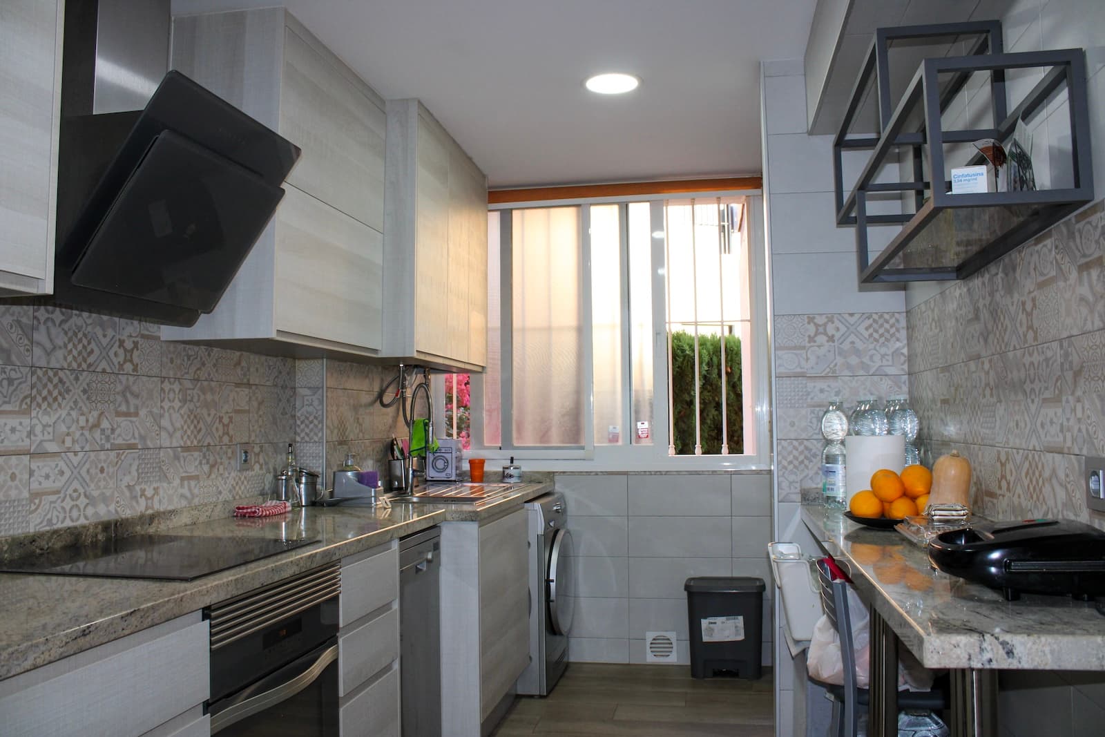 Newly renovated apartment with 3 bright bedrooms and 1 bathroom on the first floor in the Ciudad Jardin area of ​​Malaga, located in a gated community with security cameras, private parking and storage room. Bus stop just outside, which takes you down to the center in 20 minutes. There is a lift in the building.When you enter the apartment, you have a fully equipped kitchen on the left and a spacious living room with dining area on the right. Then come the three bedrooms and a bathroom with shower, good accessibility for people with reduced mobility.Contact us as soon as possible, for more information and to book a viewing.