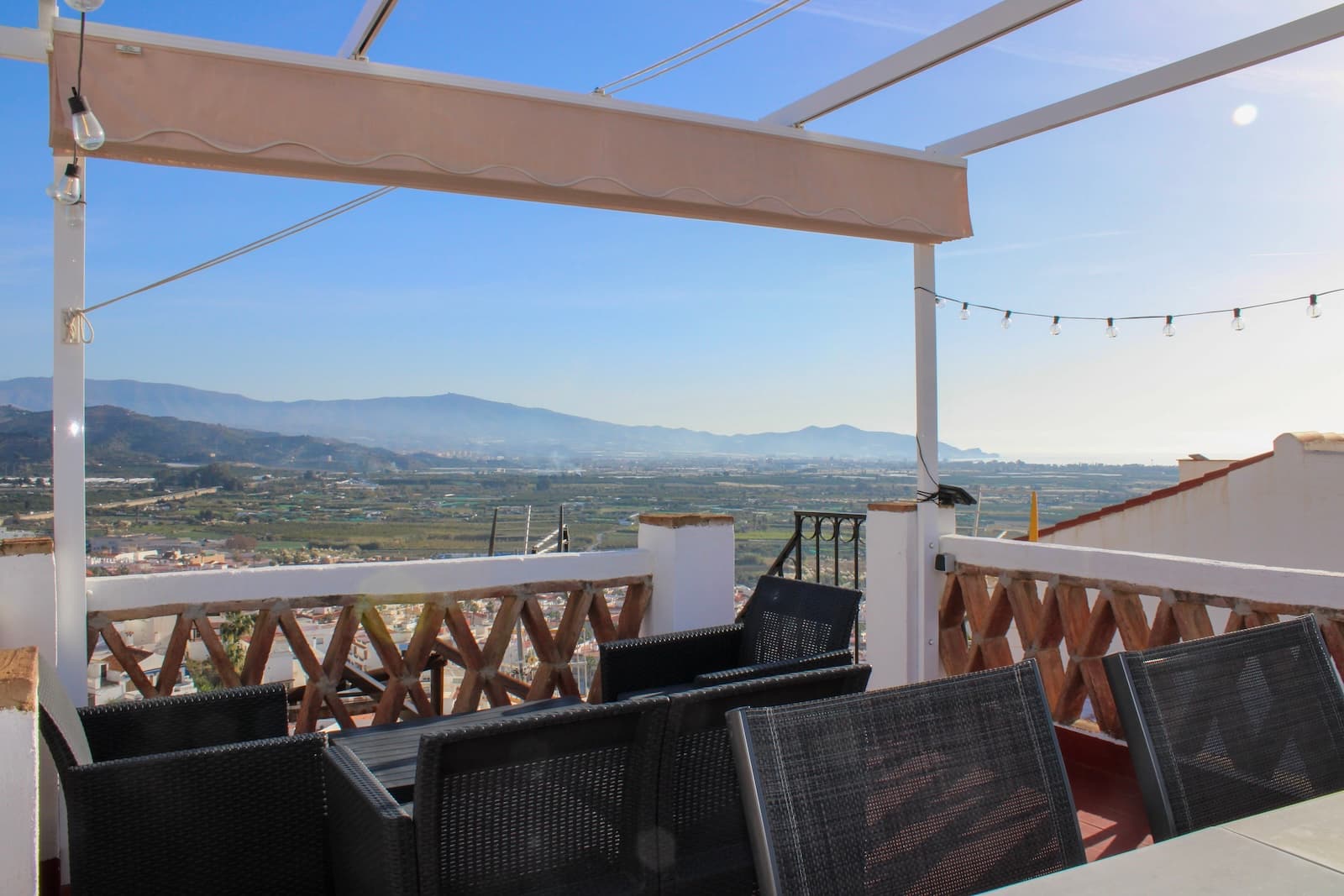 Charming well-kept townhouse with spectacular views in the old part of the magical white coastal village of Salobreña, nestled between the green mountains and the blue sky and the Mediterranean Sea - an idyllic place that has it all. Perfect for renting, license available. The house is sold fully furnished, just bring your bags.The house has 2 bedrooms and 2 bathrooms and is divided into three floors, a spiral staircase connects the different levels. A spacious entrance hall welcomes us and on this floor, there is also a bedroom with en suite bathroom.We go up to the next floor and come to a furnishable hall, which currently serves as a living room and has a French balcony with views of the beautiful castle of Salobreña. Here you also have a large bedroom with a French balcony, as well as a bathroom with shower.On the next floor you have a spacious fully equipped kitchen with dining area, with a terrace outside. We go up to the jewel in the crown, a wonderful roof terrace with pergola and awnings. Here you have a 360-degree view of Salobreña town, the castle, the church, the beautiful mountains of Sierra Nevada and the Mediterranean Sea. This house must be experienced on site, book a viewing with us today.Salobreña has a subtropical climate and is located between Almuñécar and Motril, it takes just under 20 minutes in either direction to each town. Motril is a significantly larger city and there are more public services here, including a large hospital. To an 18-hole golf course, it takes just under 15 minutes by car. To Malaga airport it takes just over an hour by car, there are also regular bus trips from Malaga to Salobreña. During the winter months you only have an hour and a half drive to Granada and skiing in Sierra Nevada, the best of both worlds.