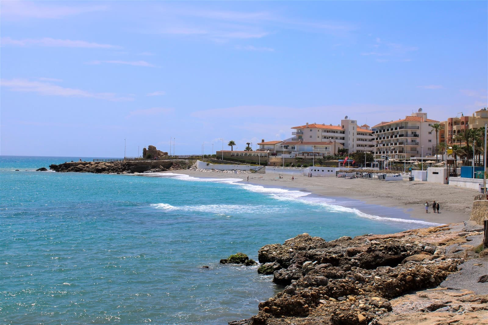 Spacious bright apartment in Nerja with 150 meters to Playa Torrecilla.Spacious bright apartment with three bedrooms and one bathroom, fully equipped kitchen, large living room with terrace. One of the bedrooms has its own balcony and another of the bedrooms, is currently a walk-in-closet. Located on the third floor of a building with elevator, the house is adapted for the disabled.Restaurants and shops are around the corner and Playa Torrecilla, is only 150 meters from your new apartment. Really good location and excellent for renting, tourist license available.It takes 50 minutes to Malaga airport by car, but there is also regular bus service from Nerja. The recognized fine golf course Baviera golf, is only 20 minutes by car from your new home. In winter you only have an hour and a half drive to Granada, with skiing in Sierra Nevada. Skiing in the morning and swimming in the afternoon, the best of both worlds.