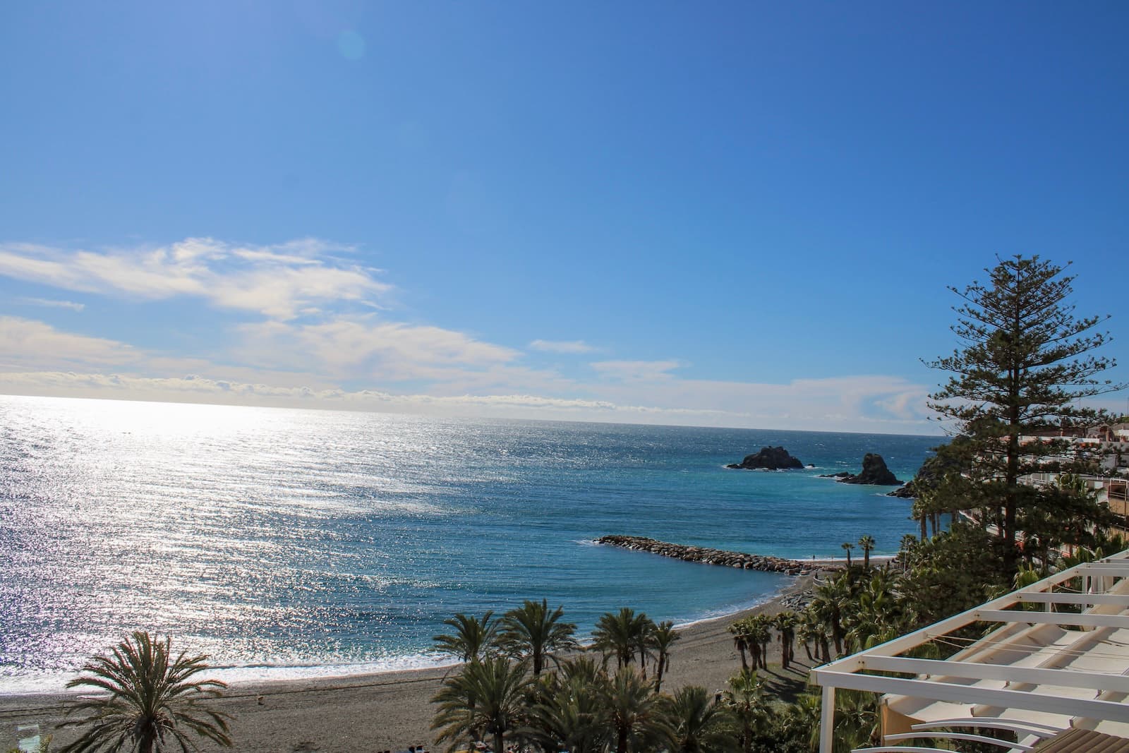 Penthouse on the first line in Almuñécar.Location, location, location - it can hardly get better than this.Penthouse on the seventh floor with 180 degree views of the Mediterranean Sea, centrally located and close to everything. The apartment has 3 bedrooms and 2 bathrooms, living space of 76 sqm and a lovely large terrace of 25 sqm. There is a lift in the property, good accessibility for people with reduced mobility.The large living room welcomes you when you enter the apartment, here is also a dining area. To the right you have the first bathroom and then the kitchen, here is also a storage room and laundry room. Adjacent to the kitchen is the second bathroom, see the floor plan.Back to the living room and to the right, we have the first bedroom. Then another bedroom with access to the large terrace, imagine waking up to this fantastic view. The third bedroom also has access to the terrace and the same nice view. This apartment must be experienced in person, book a viewing today.Malaga airport is an hour away by car, and there are also regular buses from Almuñécar. There is an 18-hole golf course in Salobreña, located just 25 minutes drive from the house. In winter you are only an hour and a half drive to Granada with skiing in the Sierra Nevada, the best of both worlds.