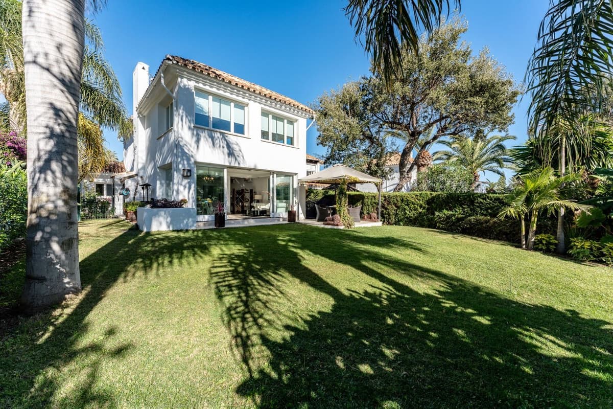 Luxurious South-Facing Villa with Sea and Golf Views in Sitio de Calahonda. This luxurious 250 m² villa, set on a 563 m² plot in the prime location of Sitio de Calahonda, offers spacious living and incredible potential for either a large family home or rental income with the possibility of dividing the residence into 2 units. With 4 double bedrooms, 4 bathrooms, and a fully equipped kitchen, the villa is move-in ready and boasts elegant features such as white lacquered wood carpentry, marble flooring, and double-glazed windows. The south-facing orientation fills the interior with natural light, while the outdoor space includes lush tropical gardens, a spacious terrace, and a solarium with breathtaking views of the sea and nearby golf courses. Additional features like central air conditioning, built-in wardrobes, and private parking ensure year-round comfort and convenience. Overview: - 4 bedrooms - 4 bathrooms - Spacious living room - Sunny rooftop - Private garden - Communal pool - Land plot of 562 m² - Parking space - Storage Located within a secure development with a communal pool, the property also offers the option to add a private pool. Perfectly positioned, it provides easy access to key amenities and leisure spots. Nearby Amenities: Beach: 4 km, 10 minutes away Shopping: El Zoco Shopping Center, 8 km, 15 minutes away Supermarkets: Mercadona, 3 km, 5 minutes away Schools: Colegio Internacional Torrequebrada, 6 km, 10 minutes away Golf: Torrequebrada Golf Course, 5 km, 10 minutes away Málaga Airport: 18 km, 20 minutes away Contact us today to schedule a viewing of this remarkable villa, perfectly suited for family living or as a lucrative investment opportunity.
