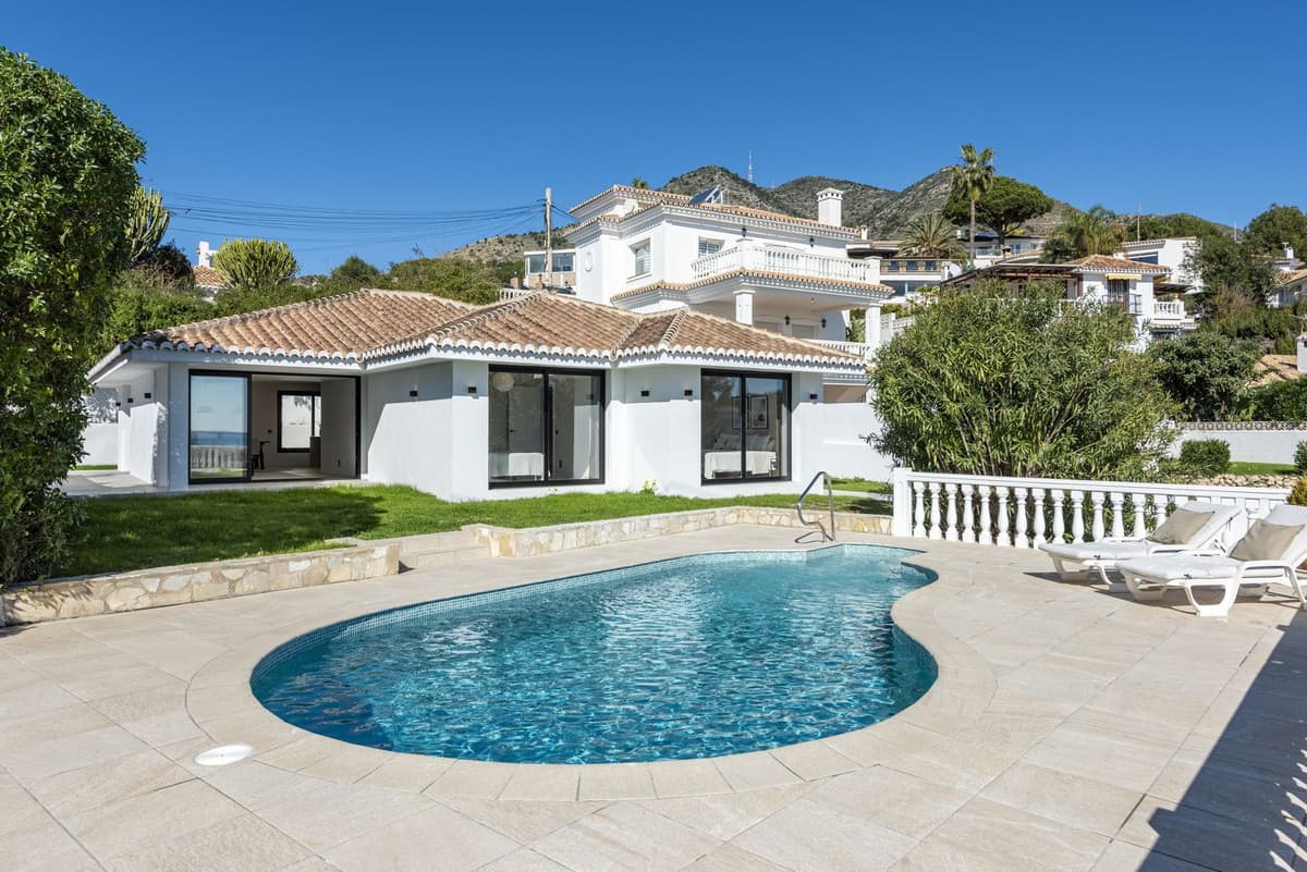 Elegant Villa with Stunning Sea Views in La Capellania – Costa del SolWelcome to this beautifully renovated villa completed 2025 in the tranquil and sought-after area of La Capellania, just 800 meters from the beach, restaurants and beach clubs. Combining Scandinavian design with carefully selected high-quality materials, this home offers a perfect balance of comfort and style—ideal for both relaxation and social gatherings.Property Features:Four spacious bedrooms & three elegantly designed bathrooms with underfloor heating for added comfort.Renovated saltwater pool with turquoise mosaic tiles, evening lighting, and modernized pool technology.Magnificent sea views, creating a sense of openness and tranquility.Large BBQ- and dining area, perfect for enjoying time with family and friends.Lush garden with trees and greenery, enhancing the peaceful outdoor atmosphere.Two spacious garages with remote-controlled doors and easy access from a wide double-lane road.Set in a quiet yet well-connected location, this villa offers a private and peaceful retreat while being close to everything you need.Contact us today to schedule your private viewing.