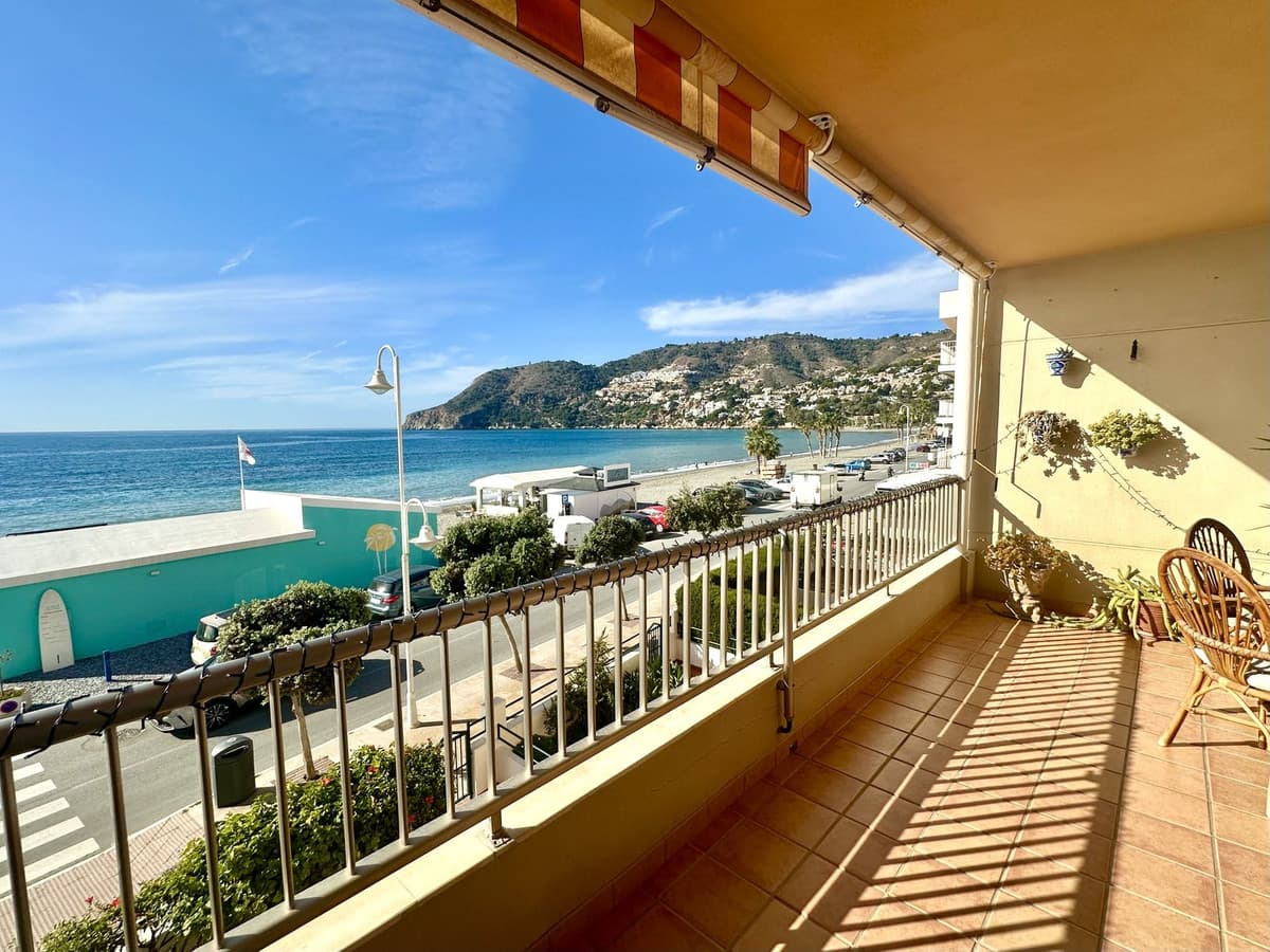 Discover your dream home on the Paseo Marítimo in La Herradura! This impressive 140 m² apartment offers you the opportunity to live in one of the most beautiful bays on the Costa Tropical. With three bedrooms and two full bathrooms, this space is perfect for families or for those looking for comfort and style. The independent kitchen is a paradise for cooking enthusiasts, while the spacious and cozy living-dining room is the ideal place to relax.The jewel of this apartment is its large terrace with frontal sea views, where you can enjoy breathtaking sunrises and sunsets all year round. In addition, you will have direct access to the beach and the promenade, allowing you to enjoy water sports and the varied gastronomic offer of the area. Don't worry about parking, as the flat includes a closed garage in the same building.Located on the first floor with elevator, this south-facing flat guarantees exceptional light. With heating, air conditioning and built-in wardrobes, every detail has been designed with your comfort in mind. Don't miss the opportunity to live in a privileged environment, close to Almuñécar and Granada, this flat is a real gem in the heart of La Herradura!La Herradura, located just 7 km from Almuñécar, 45 minutes from Granada and the Alhambra.One hour from Sierra Nevada, ideal for snow sports.One hour from Malaga International Airport.