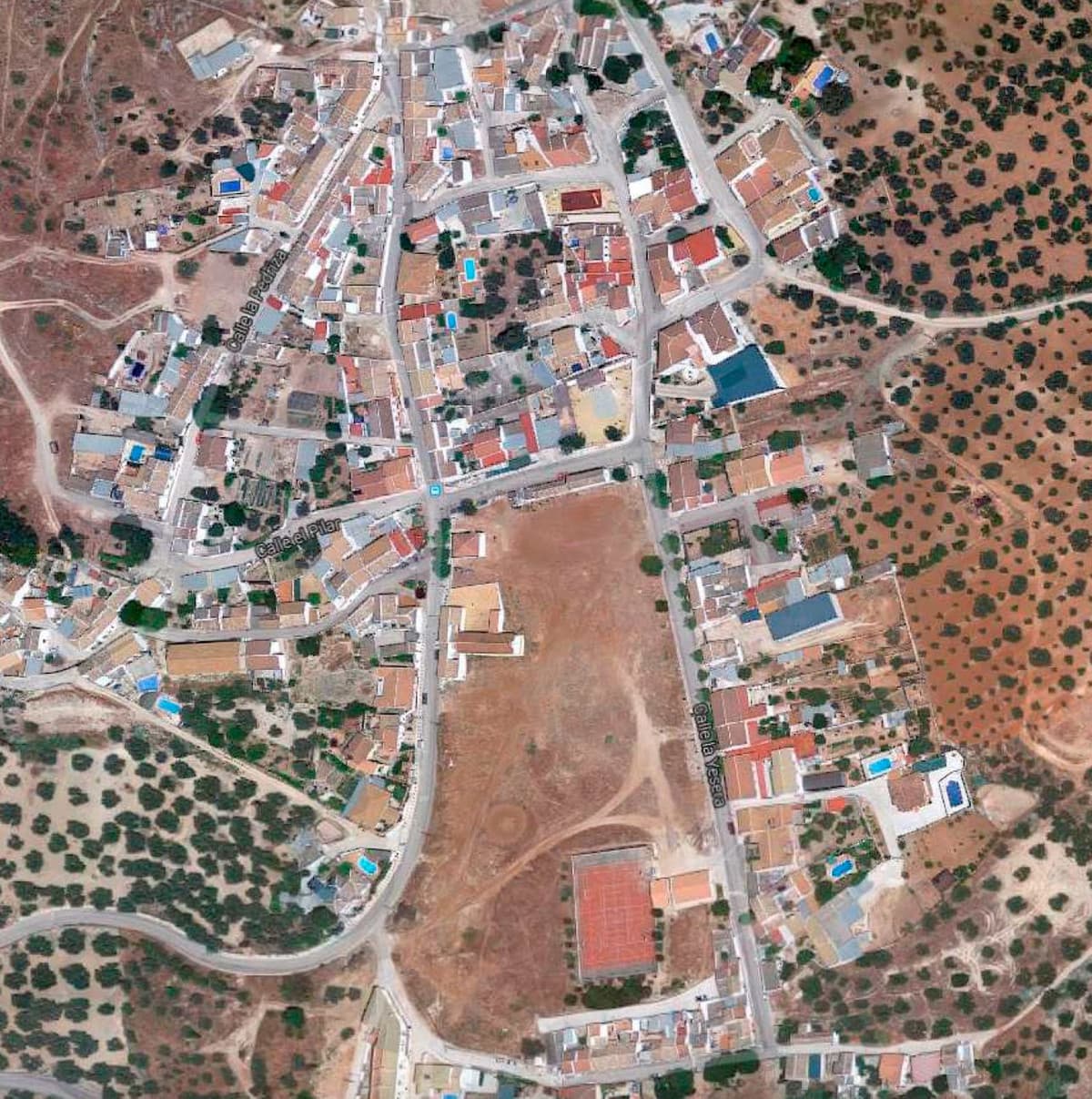 Unique opportunity:Hotel plot for sale in the heart of Andalusia90,000 m² urban plot for sale with permission to build a hotel with between 90 and 110 rooms.The 9,254 m² footprint offers ample construction possibilities, on flat land with a slight incline from north to south and surrounding urbanized streets.Looking for a profitable real estate investment in an idyllic location? Look no further than this exceptional hotel plot for sale, located in the heart of Andalusia. With its privileged location, breathtaking views and ample development potential, this property is perfect for creating a luxury hotel that will attract travelers from all over the world.Unbeatable location:Located in the center of Andalusia, this land enjoys a privileged location, within easy reach of major cities, picturesque villages and breathtaking beaches. This strategic location makes it the ideal place for a hotel that seeks to cater to a wide range of guests.Stunning views:The land offers breathtaking panoramic views of the surrounding area, including majestic mountains, lush vineyards and ancient olive groves. These dreamlike views will provide guests with a peaceful and memorable environment.Ample development potential:With an area of 19,701 m², this land offers ample space to develop a luxury hotel with all the comforts. The property has the potential to house a variety of facilities, including spacious rooms, gourmet restaurants, refreshing swimming pools and relaxing spas.Profitable investment:The tourism industry in Andalusia is booming, and this land represents a unique opportunity to invest in a thriving business. With the perfect location, breathtaking views and ample development potential, this hotel has everything it needs to be a resounding success.Don't miss this unique opportunity to own a piece of Andalusian paradise. Contact us today for more information.In addition, there is the possibility of building 38 townhouses, with a design that takes advantage of the uneven terrain to create a unique environment.The plot is valued at €620,098.